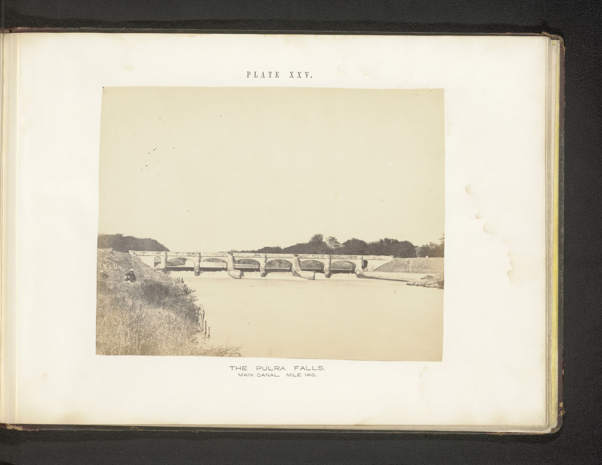 Gezicht op een brug over de Ganges by Thomas George Glover