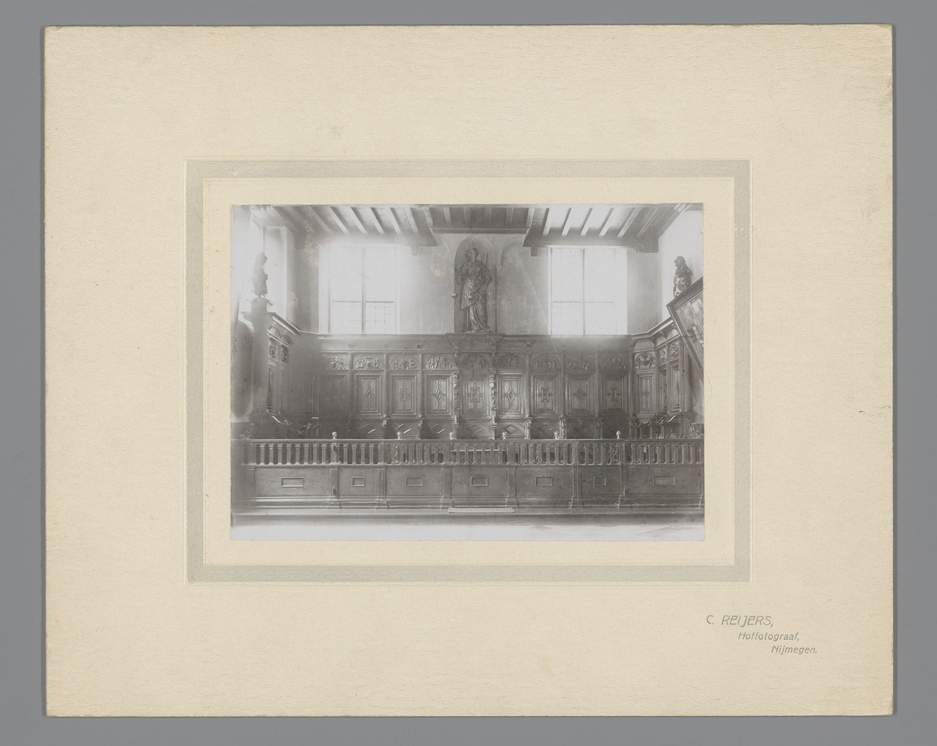 Interieur van het stadhuis te Utrecht by Coenradus Hendrikus Johannes Reijers