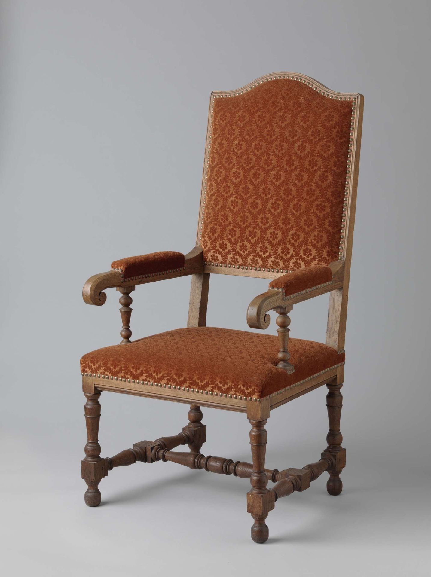 Armstoel met hoge rugleuning, bekleed met rood trijp by Pierre Joseph Hubert Cuypers