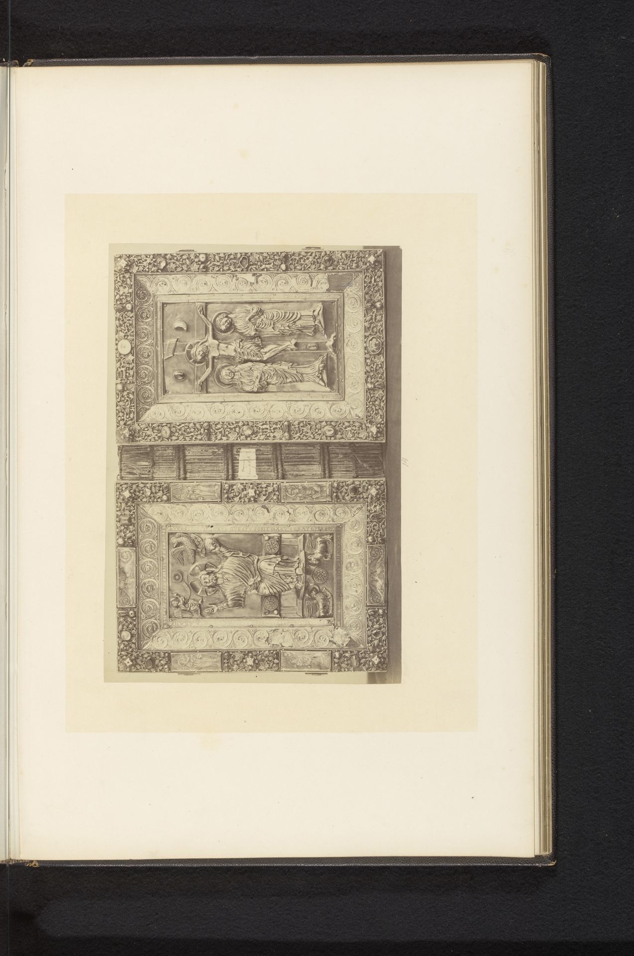 Boekband uit de collectie van de Soeurs de Notre-Dame de Namur, opgesteld op een tentoonstelling over religieuze objecten uit de middeleeuwen en renaissance in 1864 in Mechelen by Joseph Maes