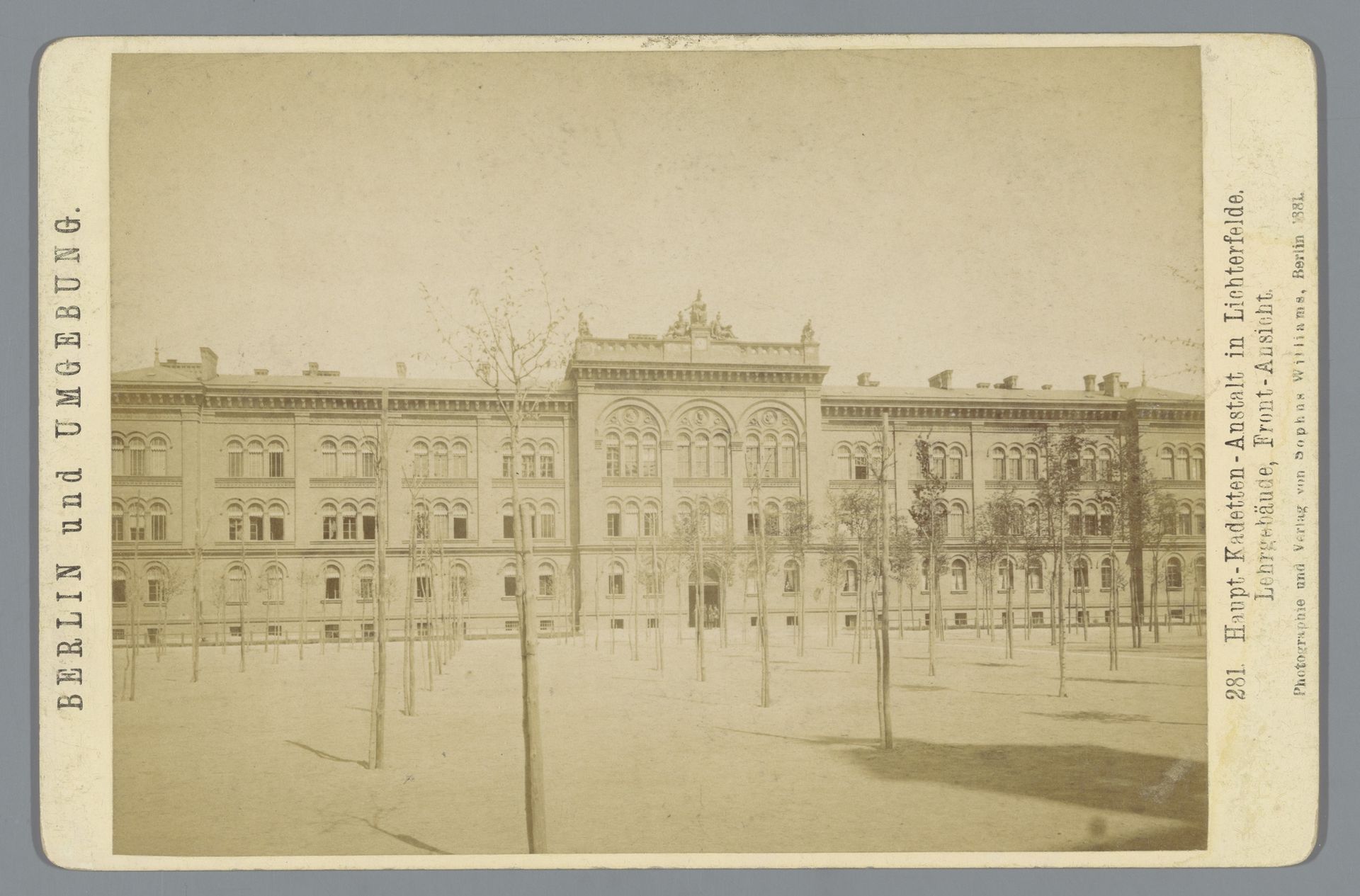 Gezicht op de Cadettenschool in Lichterfelde te Berlijn by Sophus Williams