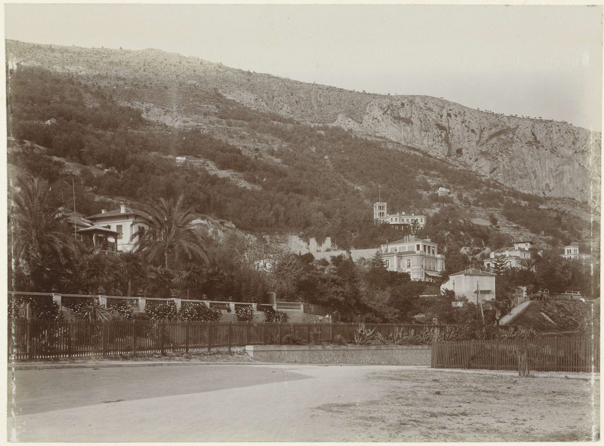 Villa Louise gelegen in de zuid-Franse kustplaats Menton gezien vanaf het station by Henry Pauw van Wieldrecht