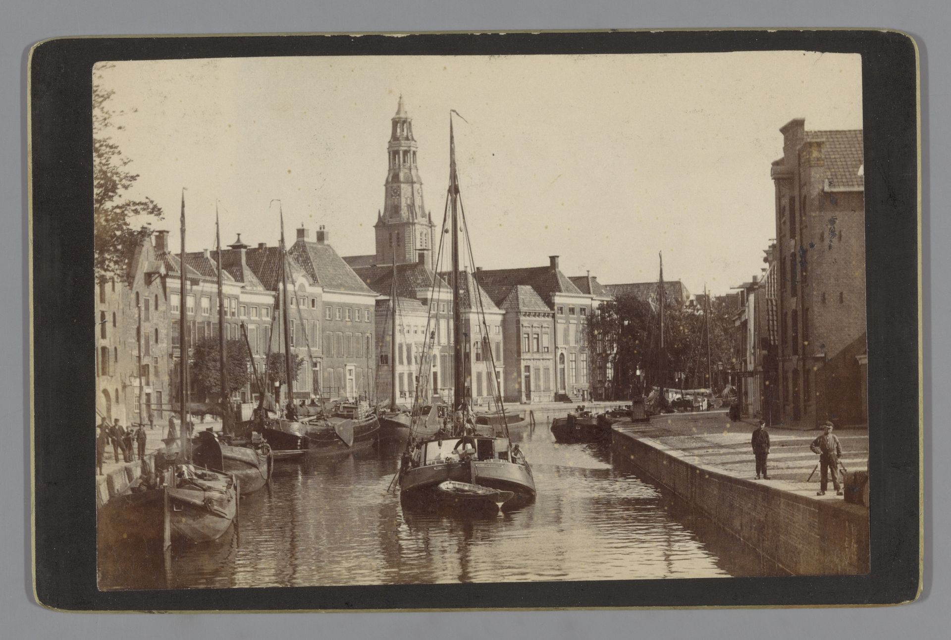 Gezicht op de Hoge der A te Groningen, met op de achtergrond de toren van de Der Aa-kerk by Johannes Gerardus Kramer