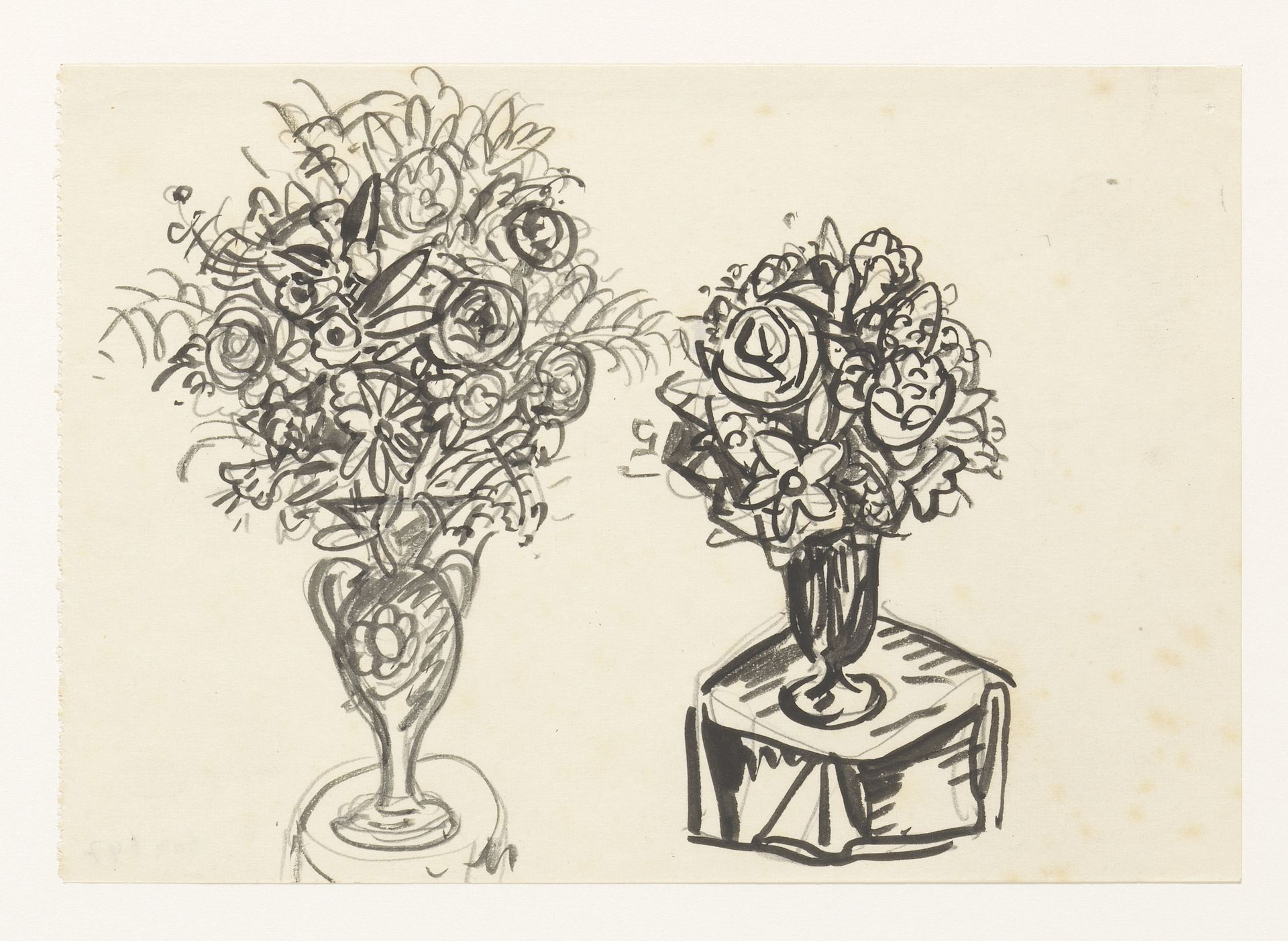 Twee bloemenvazen op tafels by Leo Gestel