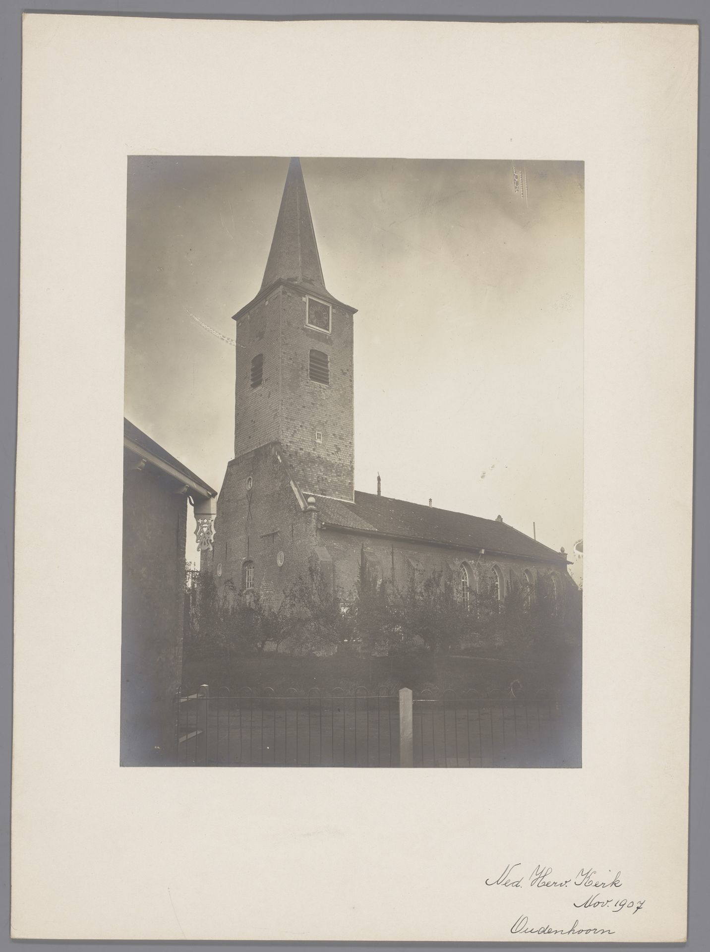 Gezicht op de Hervormde Kerk te Oudenhoorn by anoniem (Monumentenzorg)