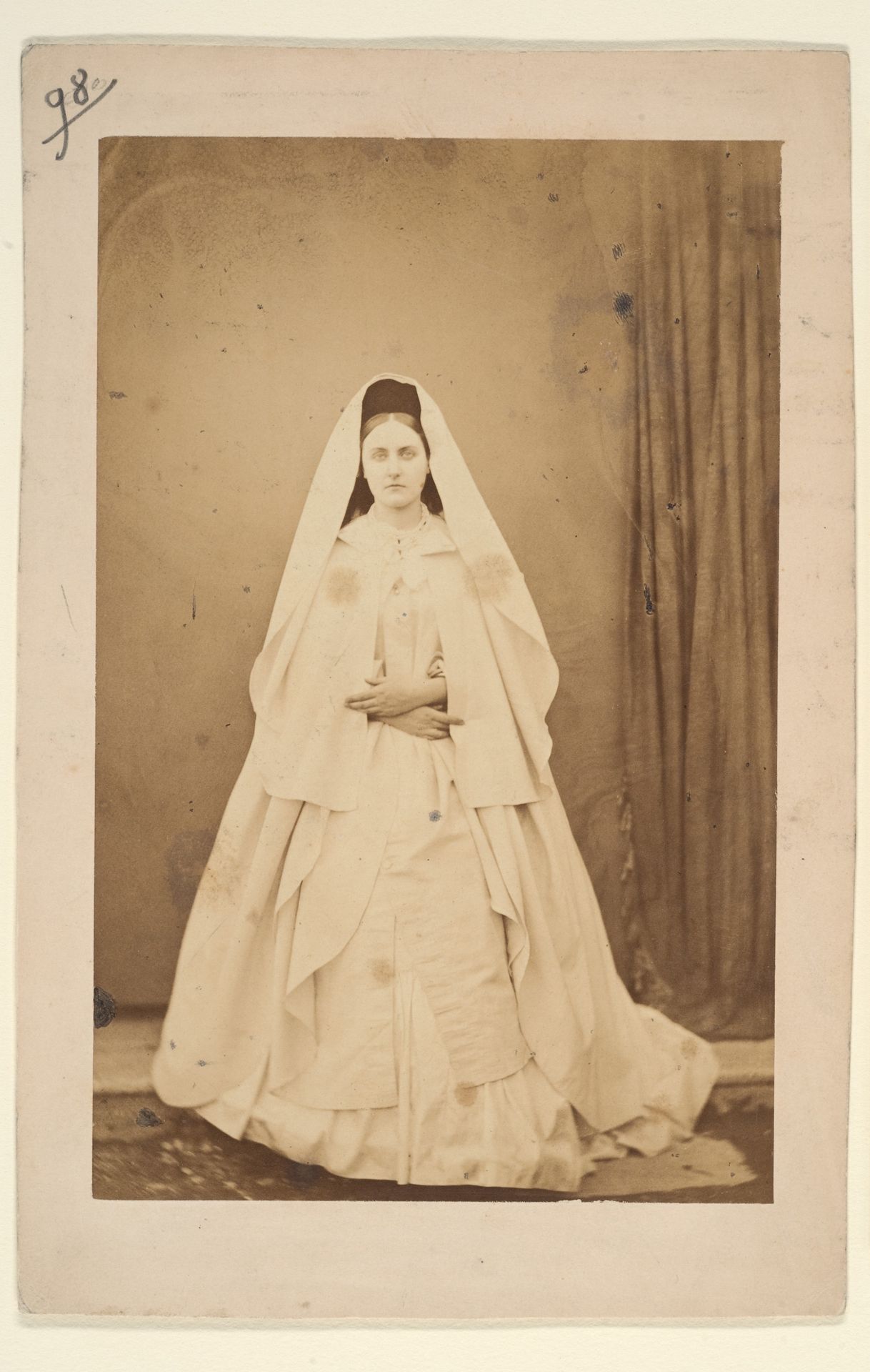 Nonne blanche (en pied) by Pierre-Louis Pierson