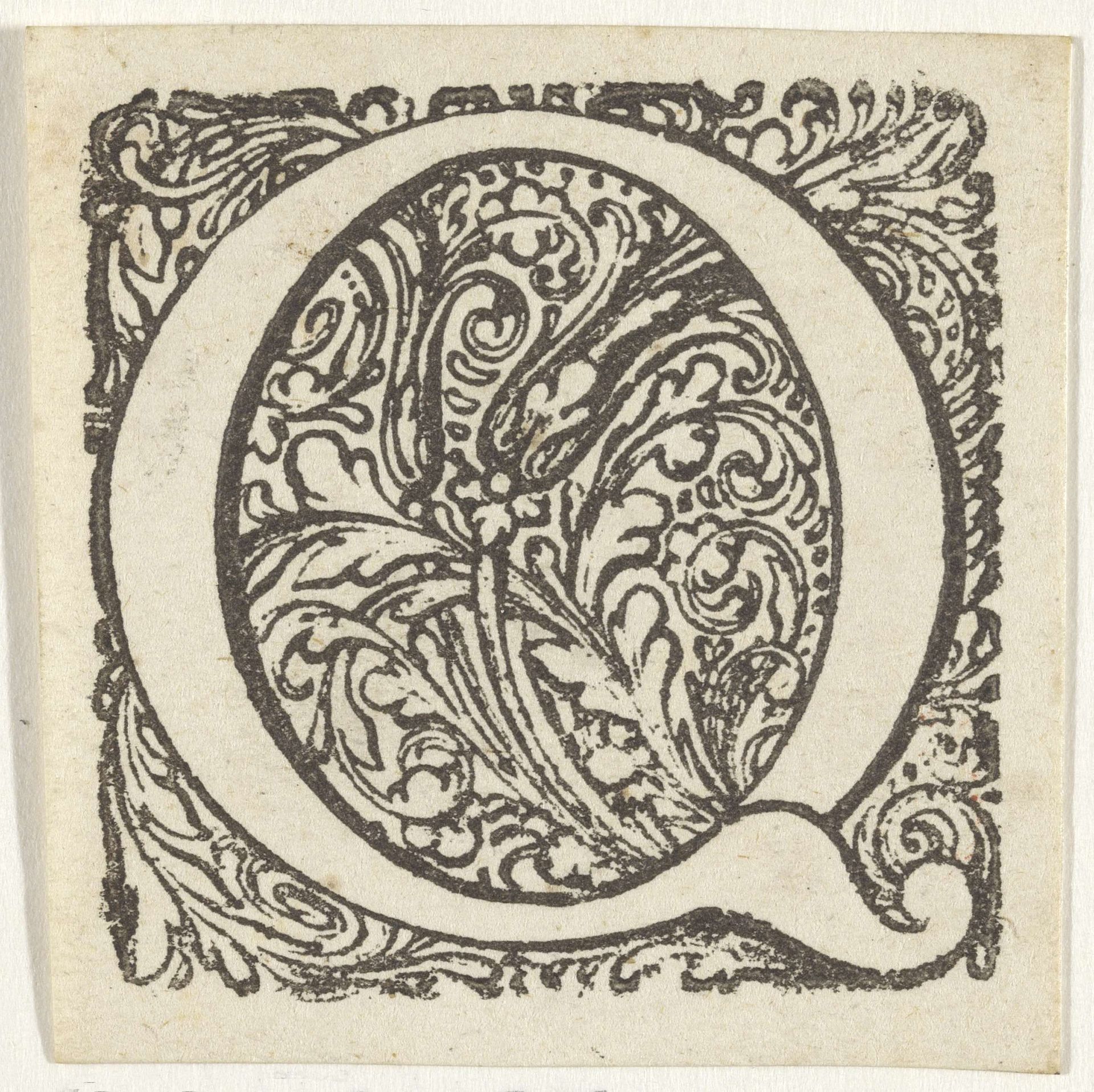 Letter Q in een geornamenteerde omlijsting by Anonymous