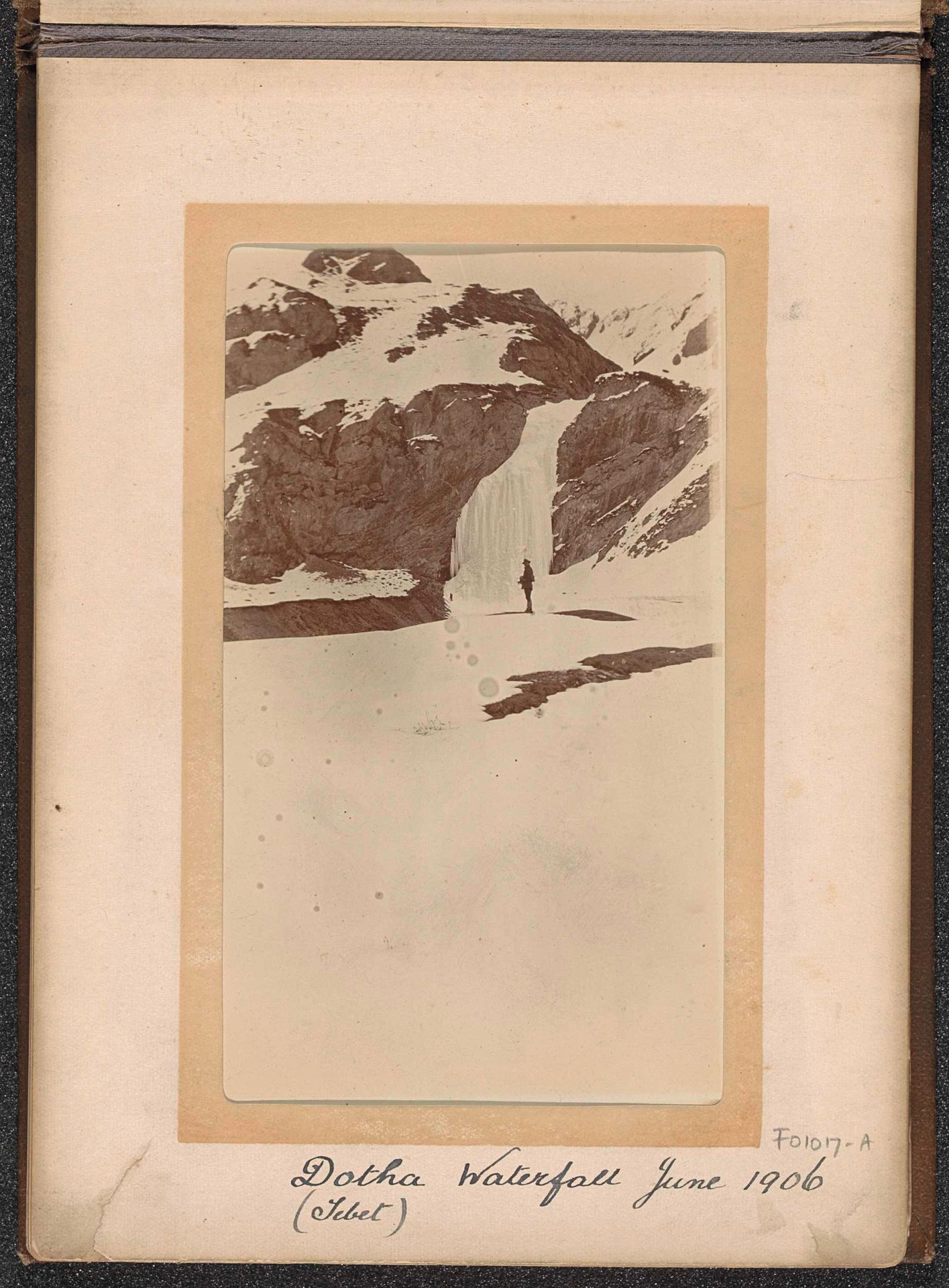 Man bij de bevroren waterval van Dota by D.T. Dalton