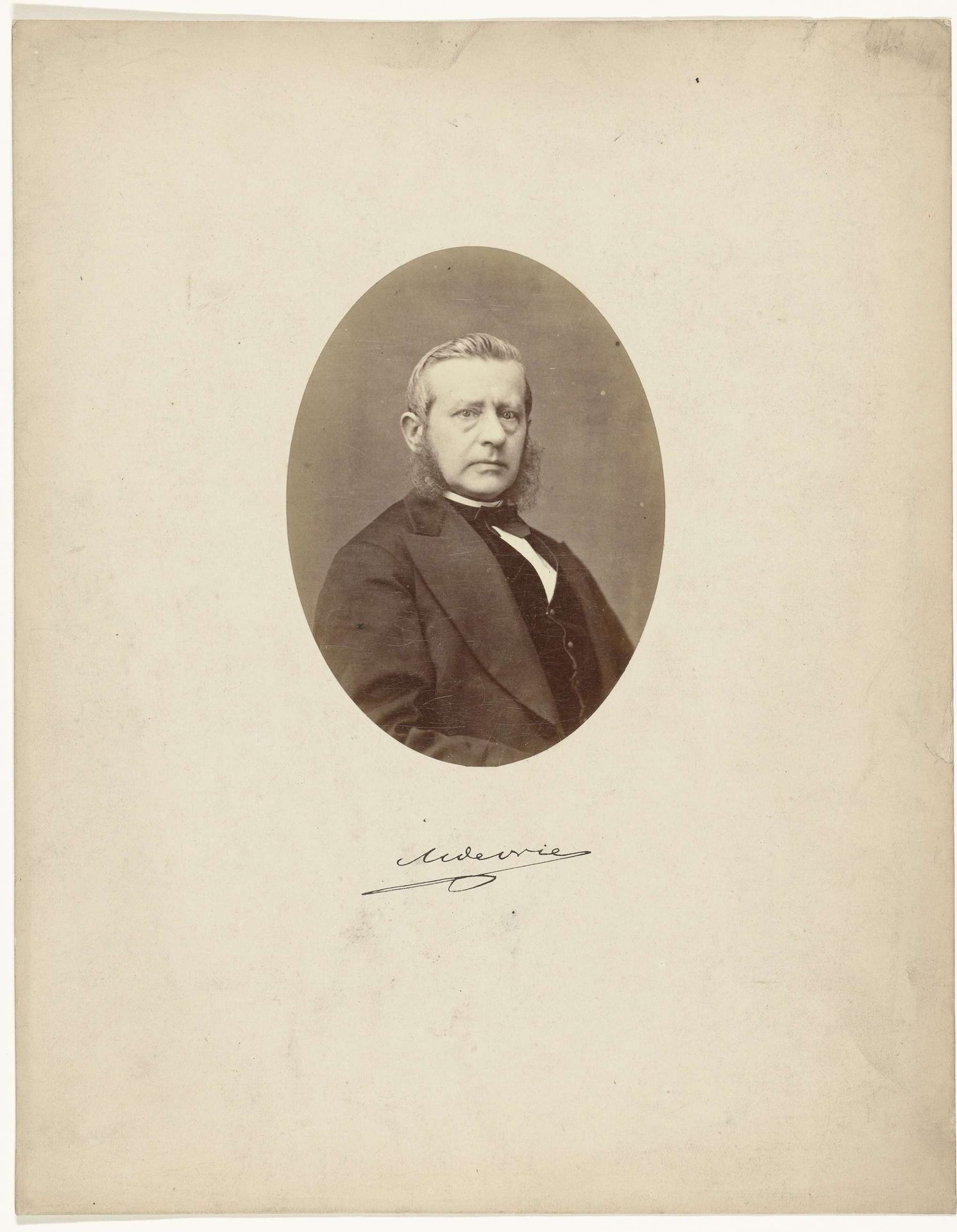 Ovaal studioportret van M. de Vries, hoogleraar in faculteit van wijsbegeerte en letteren aan de Leidse universiteit by Bernardus Bruining
