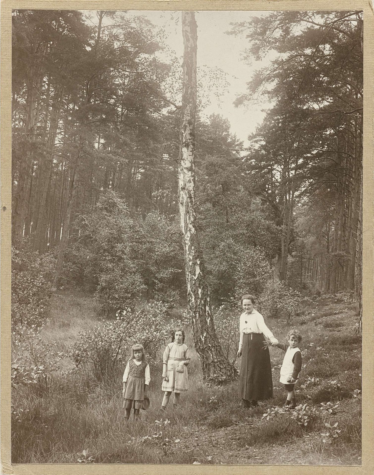 Marba en Eckart Titzenthaler, kinderen van de fotograaf, en een onbekend meisje en een onbekende vrouw in een bos by Waldemar Titzenthaler