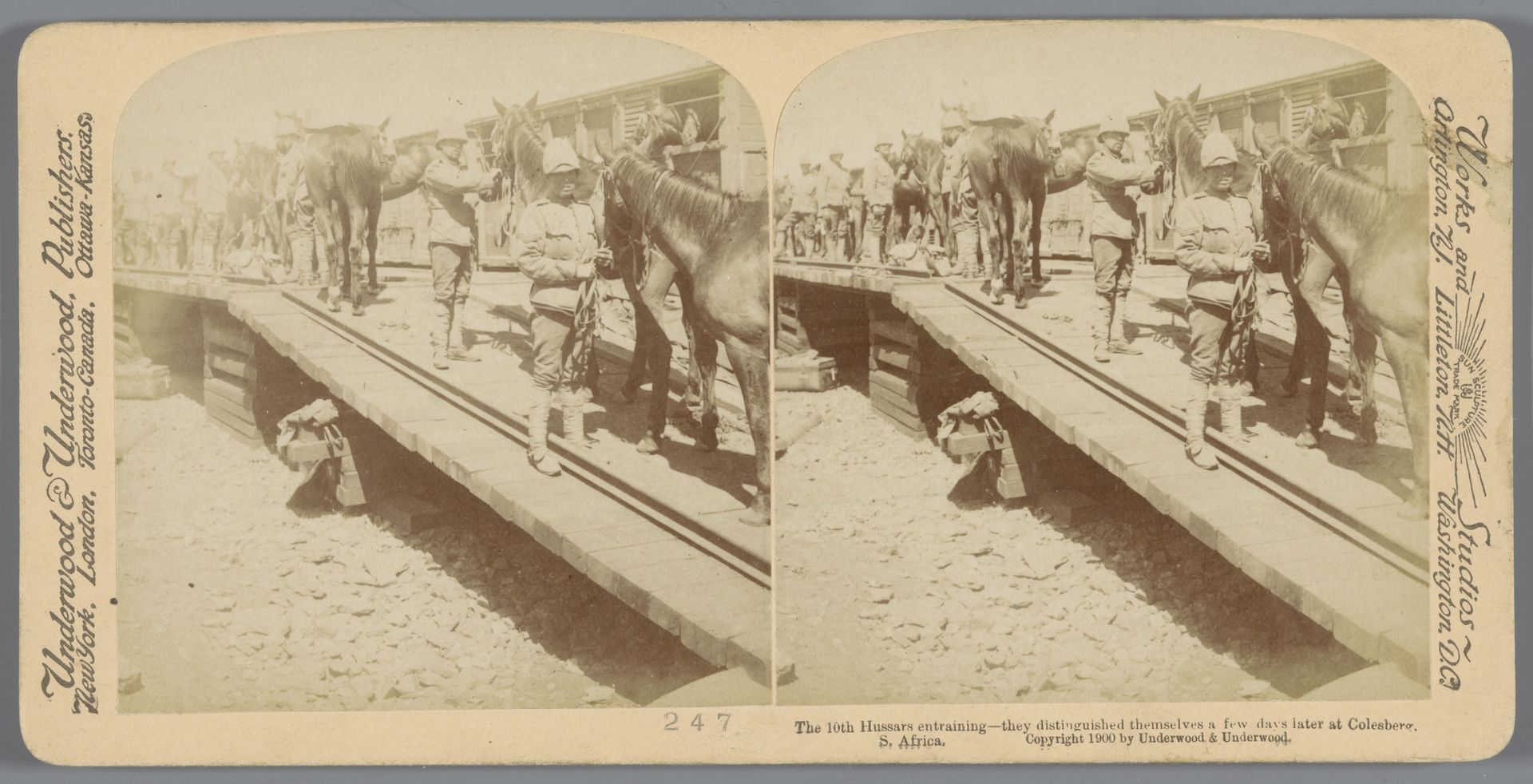 Geënsceneerde voorstelling van een cavalerieregiment van het Britse leger dat in een trein gaat in Zuid-Afrika by Underwood & Underwood