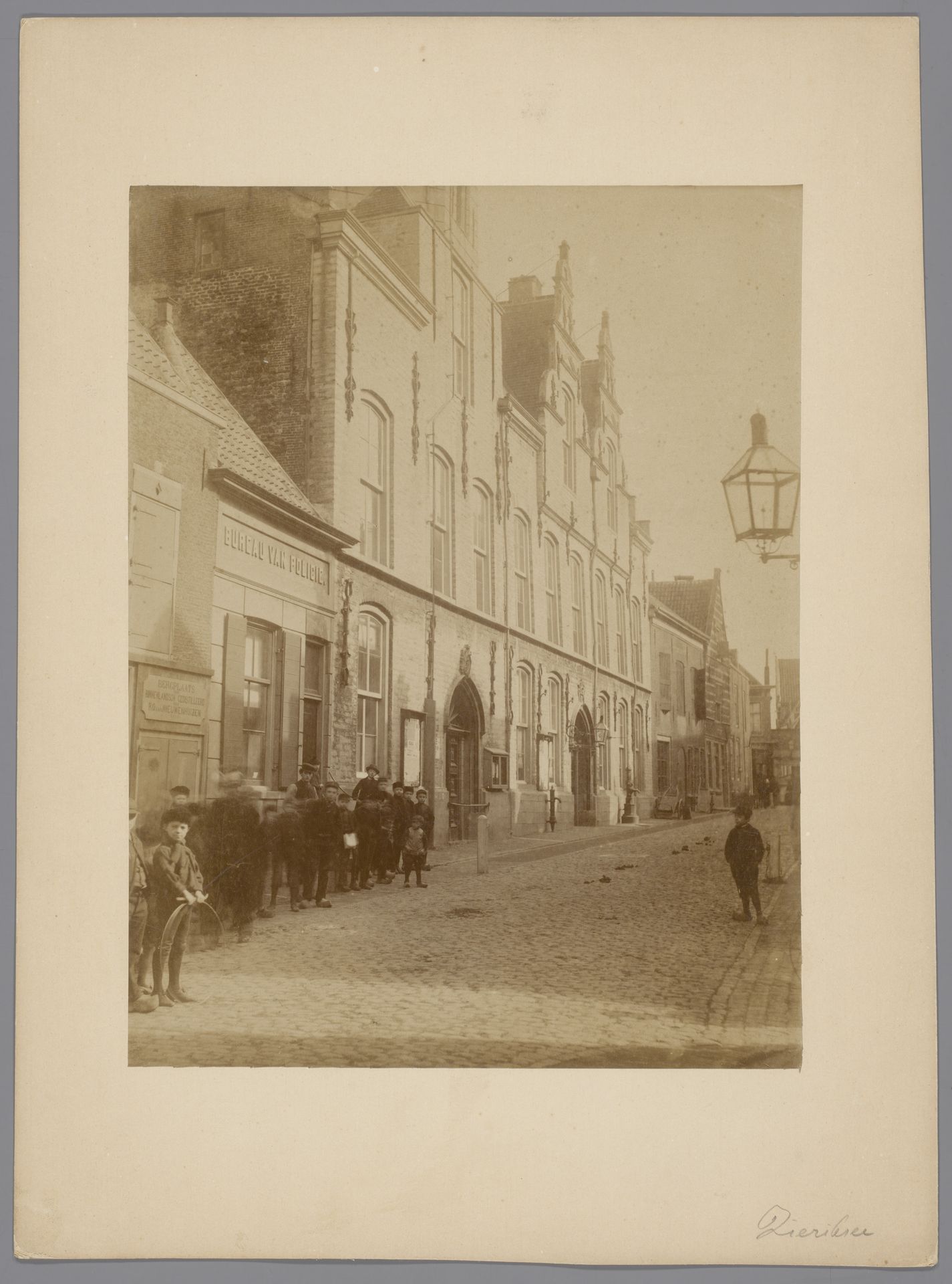 Straatgezicht met het stadhuis van Zierikzee by anoniem (Monumentenzorg)