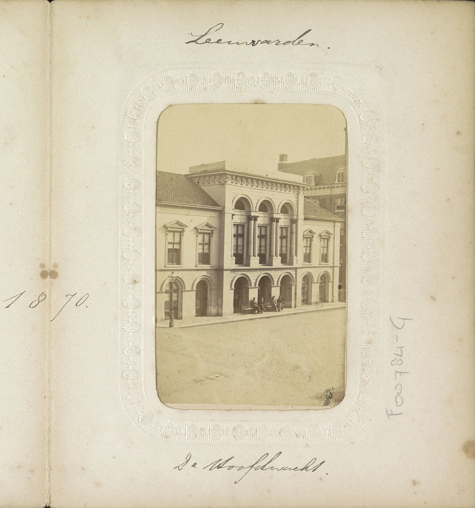 Gezicht op de Hoofdwacht in Leeuwarden by Rooswinkel & Co
