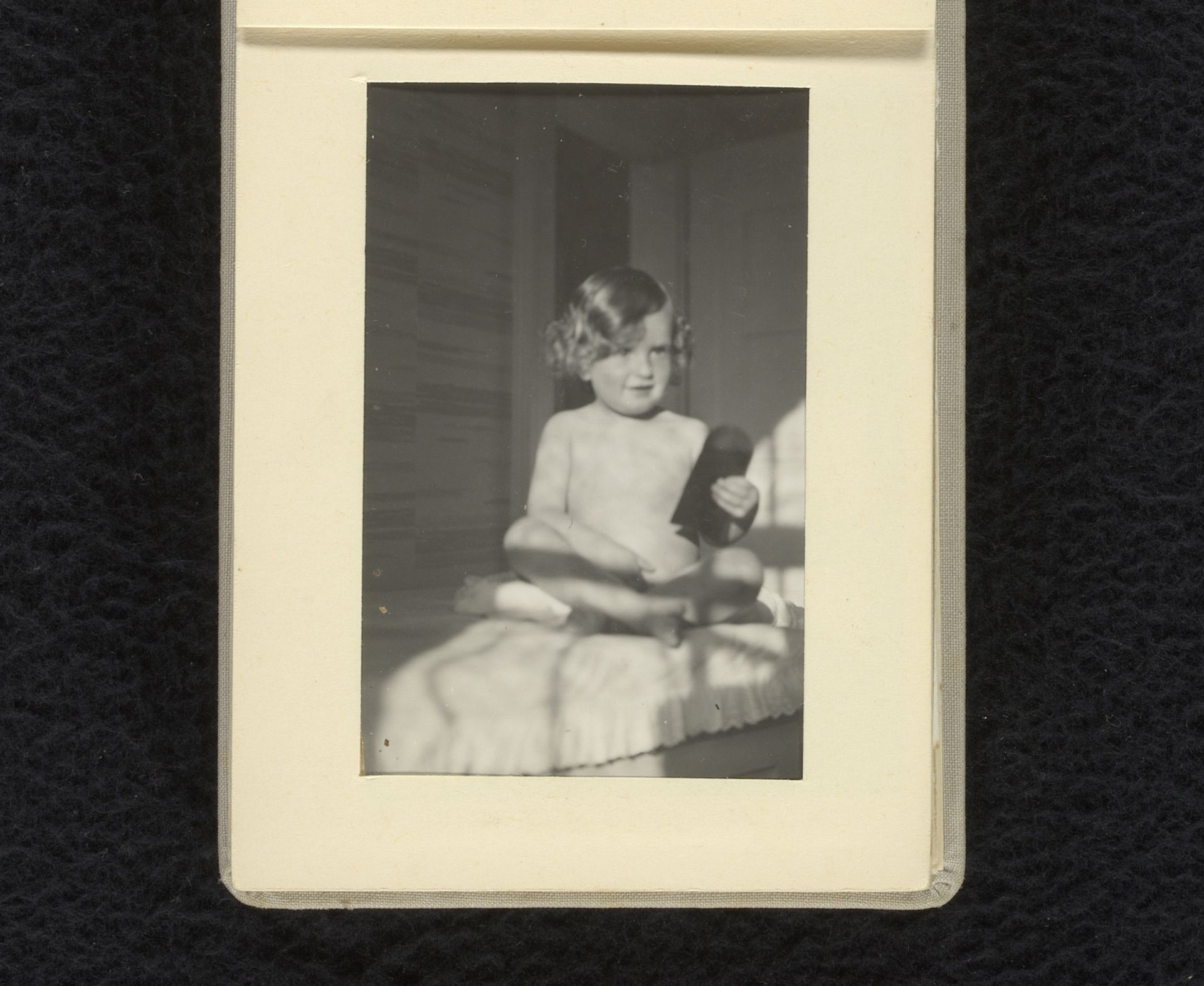 Isabel Wachenheimer als klein meisje in de slaapkamer, 1929-1931, München by familie Wachenheimer