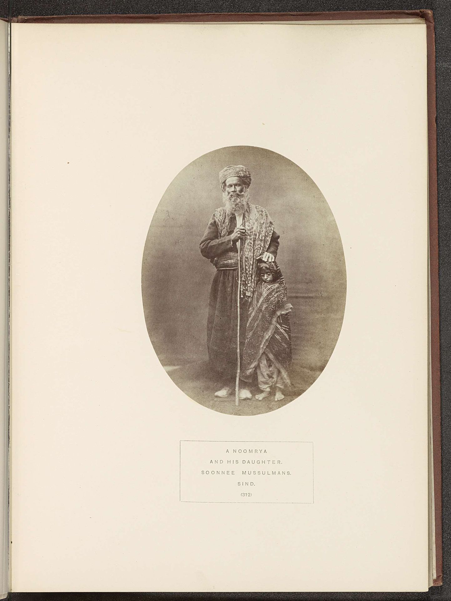 Portret van een onbekende man van een Baloch-stam met zijn dochter by Henry Charles Baskerville Tanner
