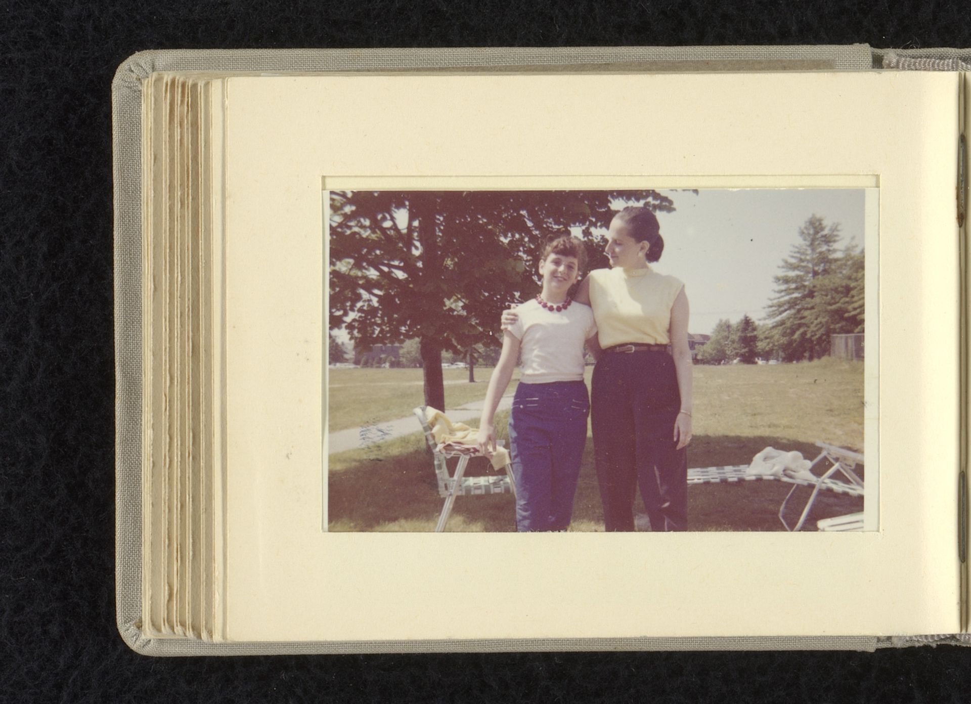 Isabel Wachenheimer in de tuin met een onbekend meisje, juni 1958, Verenigde Staten by familie Wachenheimer