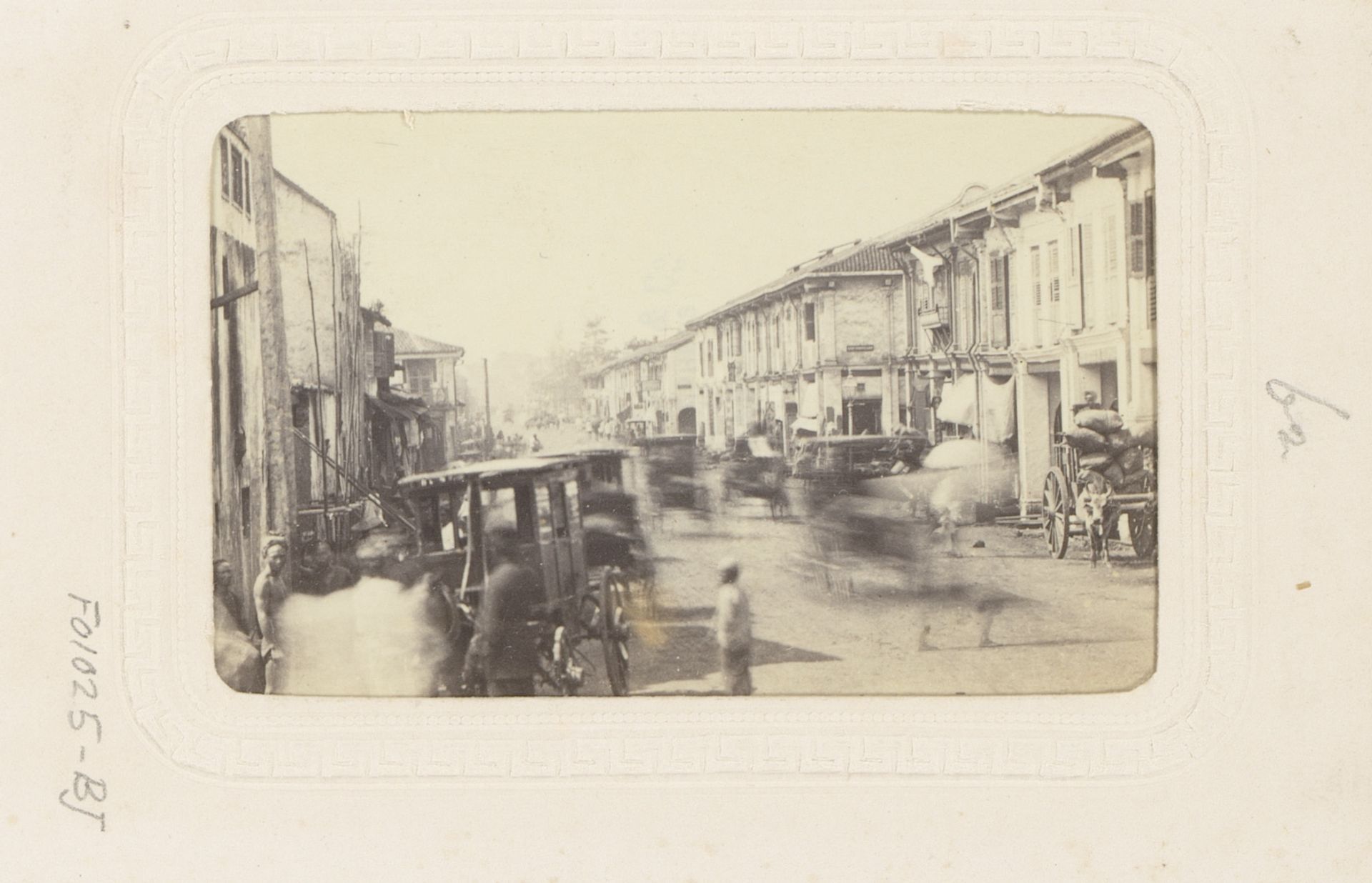 Straatgezicht te Singapore by G.R. Lambert & Co.