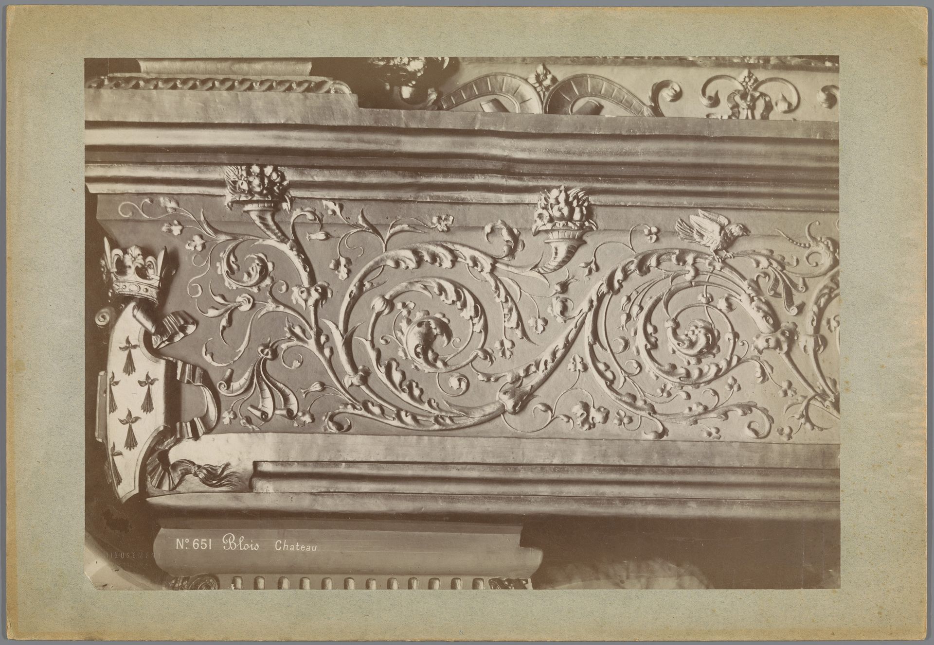 Reliëf met arabesken en een wapenschild in het kasteel van Blois by Médéric Mieusement