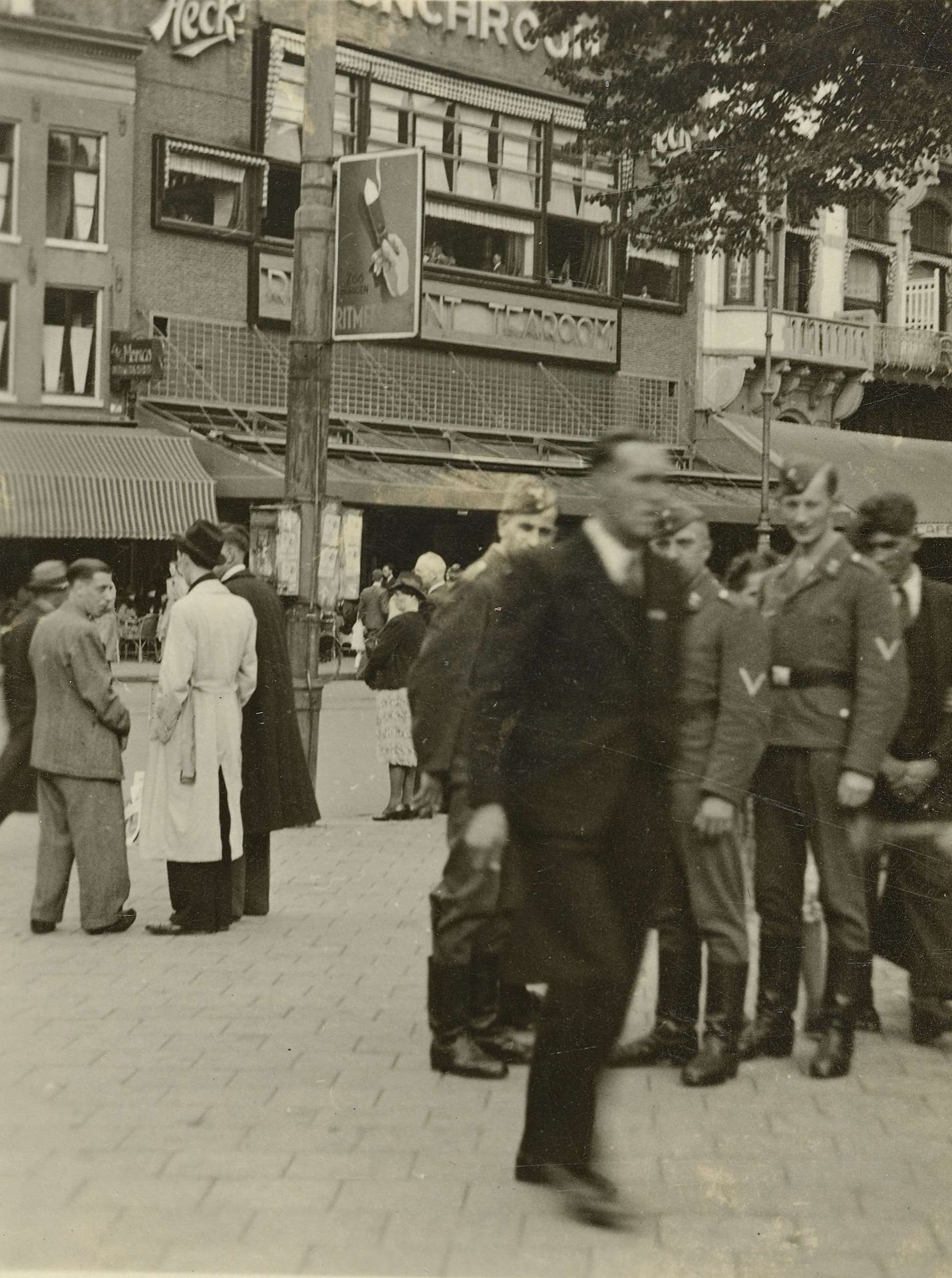 Wehrmacht militairen op het Rembrandtplein by Anonymous