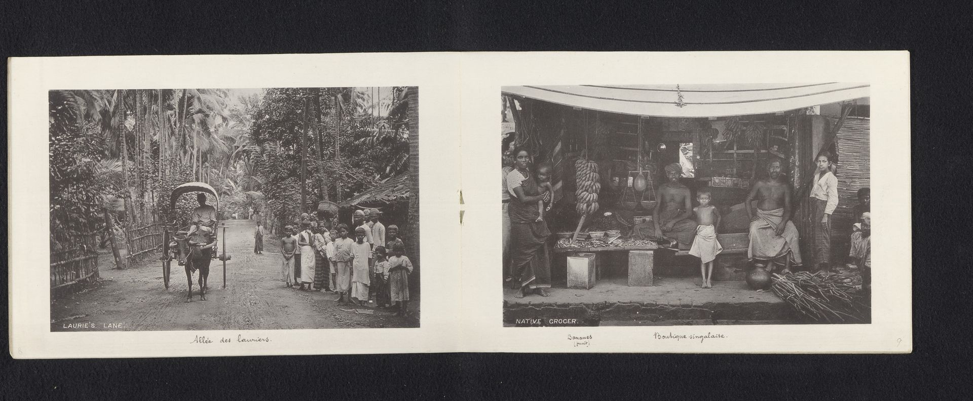 Gezicht op aantal onbekende personen bij een kraam by Henry William Cave
