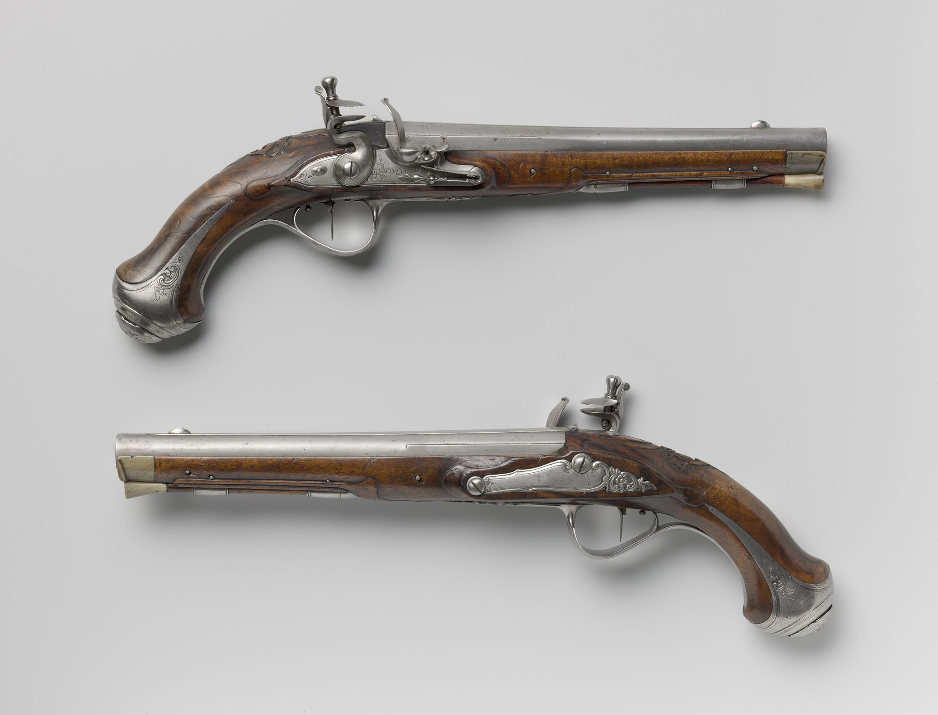 Ruiterpistool met vuursteenslot by Johan George Ertel