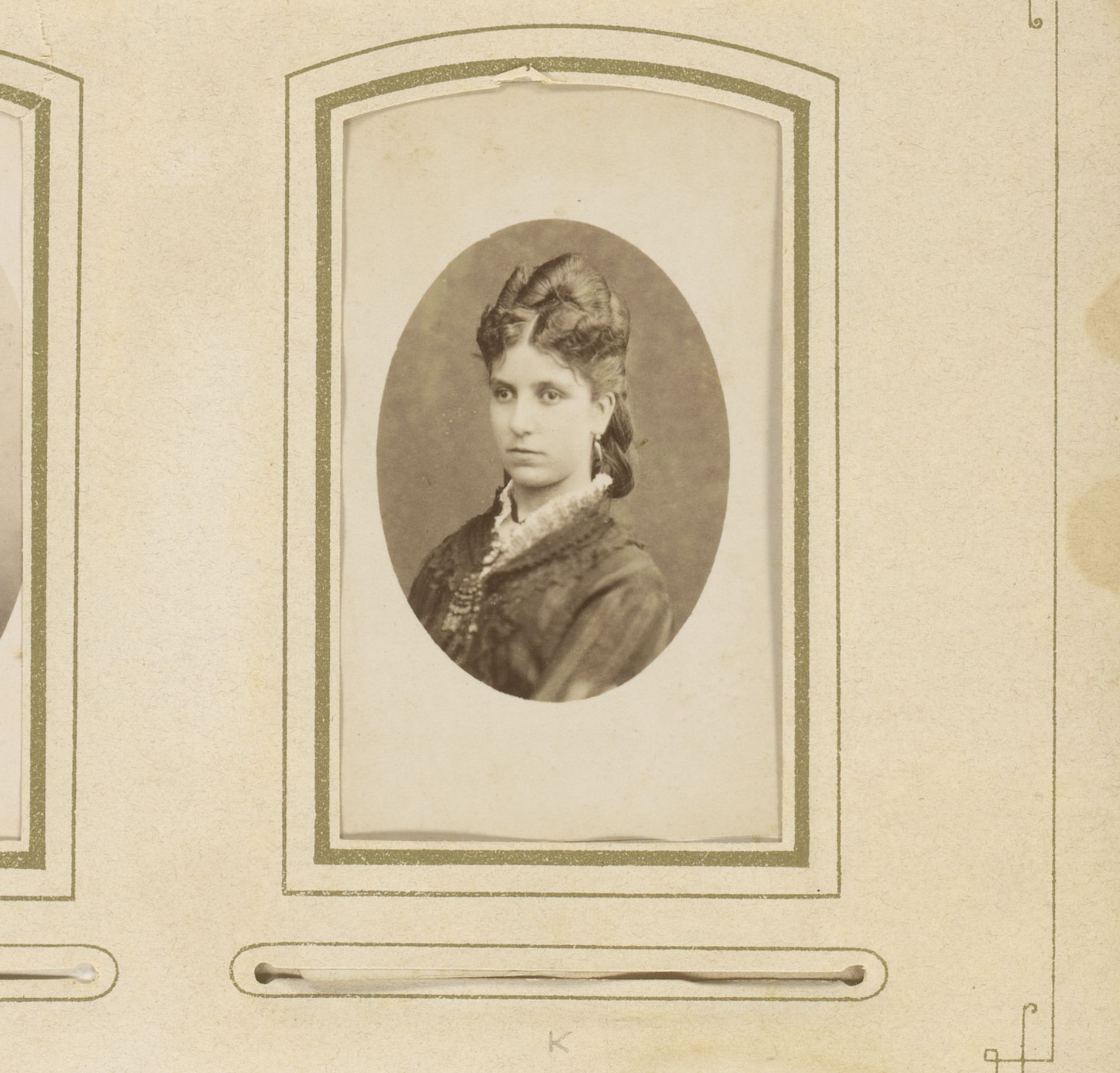 Portret van een vrouw by De Lavieter & Co.