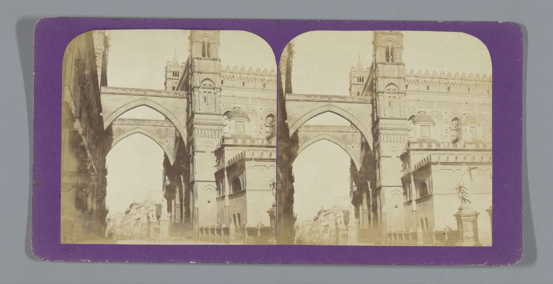 Gezicht op de arcades tussen de Kathedraal van de Maria-Tenhemelopneming en de klokkentoren te Palermo by Jean Andrieu