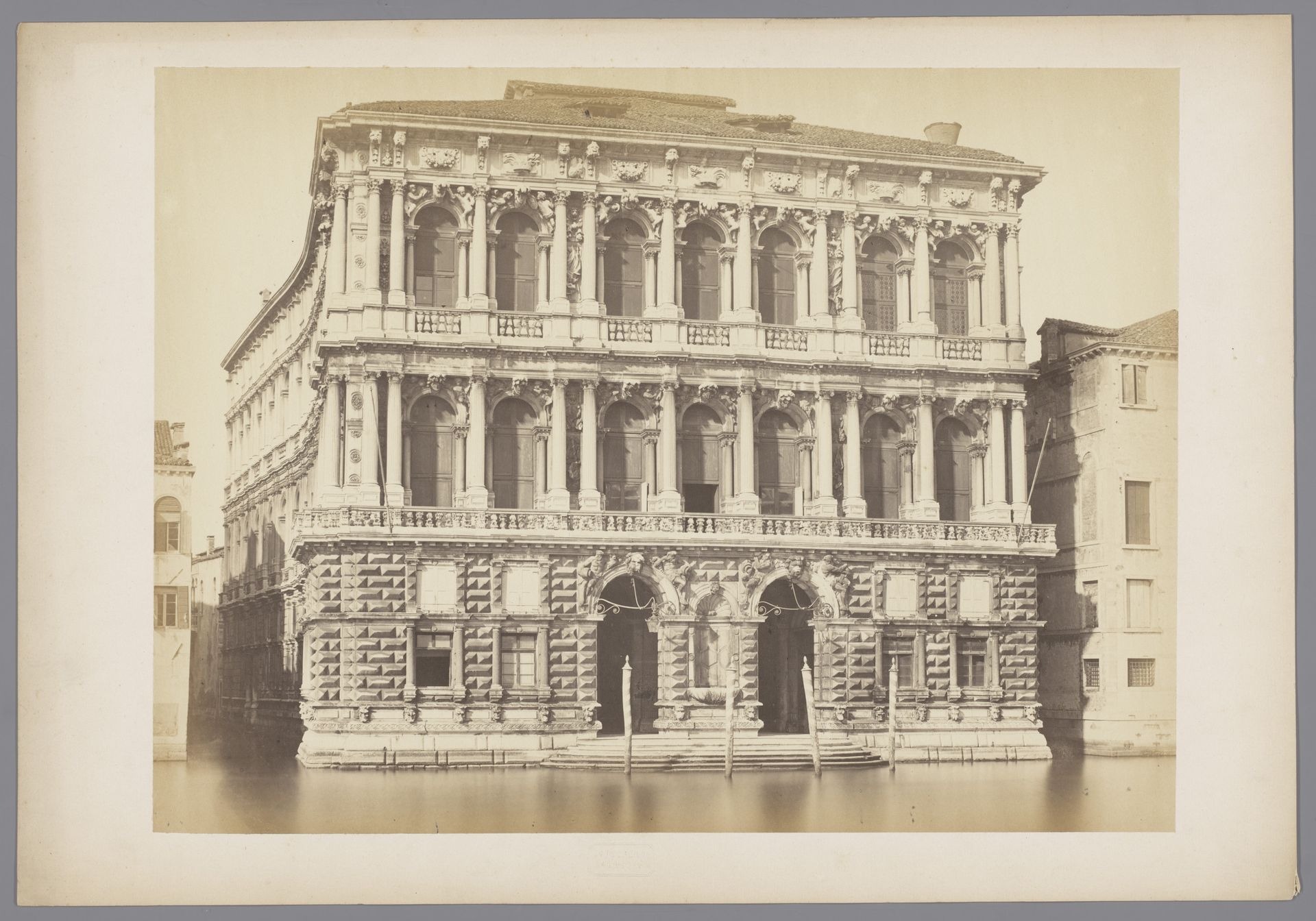 Façade van het Ca' Pesaro te Venetië, Italië by Carlo Ponti