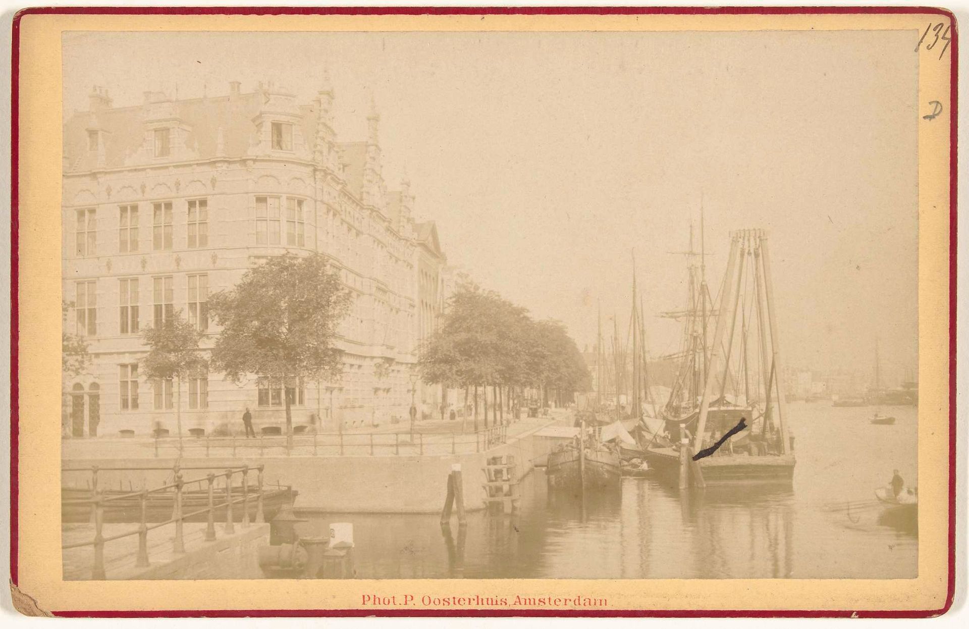 De IJgracht, de tegenwoordige Prins Hendrikkade, gezien in westelijke richting by P. Oosterhuis