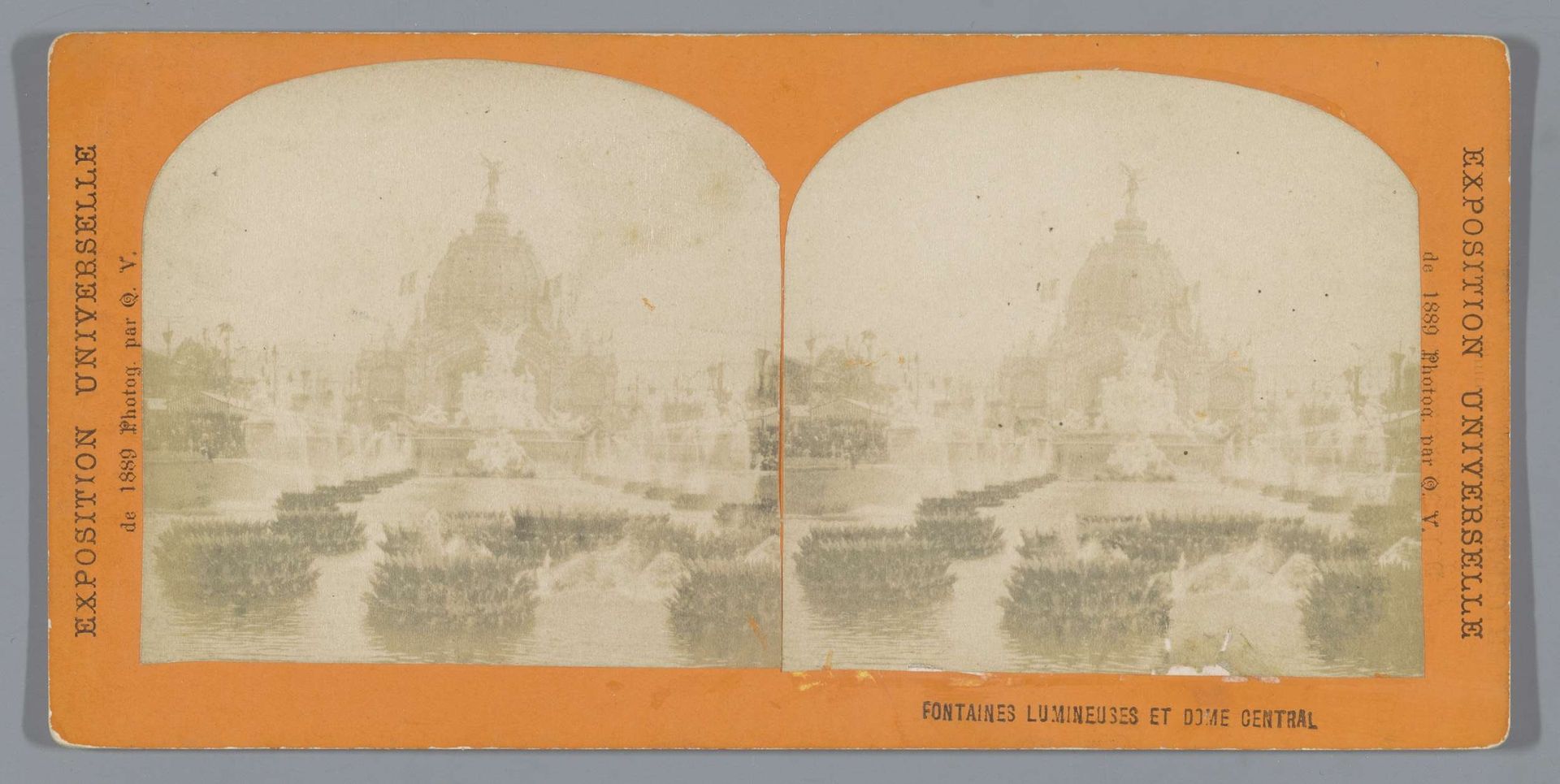 Verlichte fonteinen en de centrale koepel op de Wereldtentoonstelling van 1889 by Jules Hippolyte Quéval