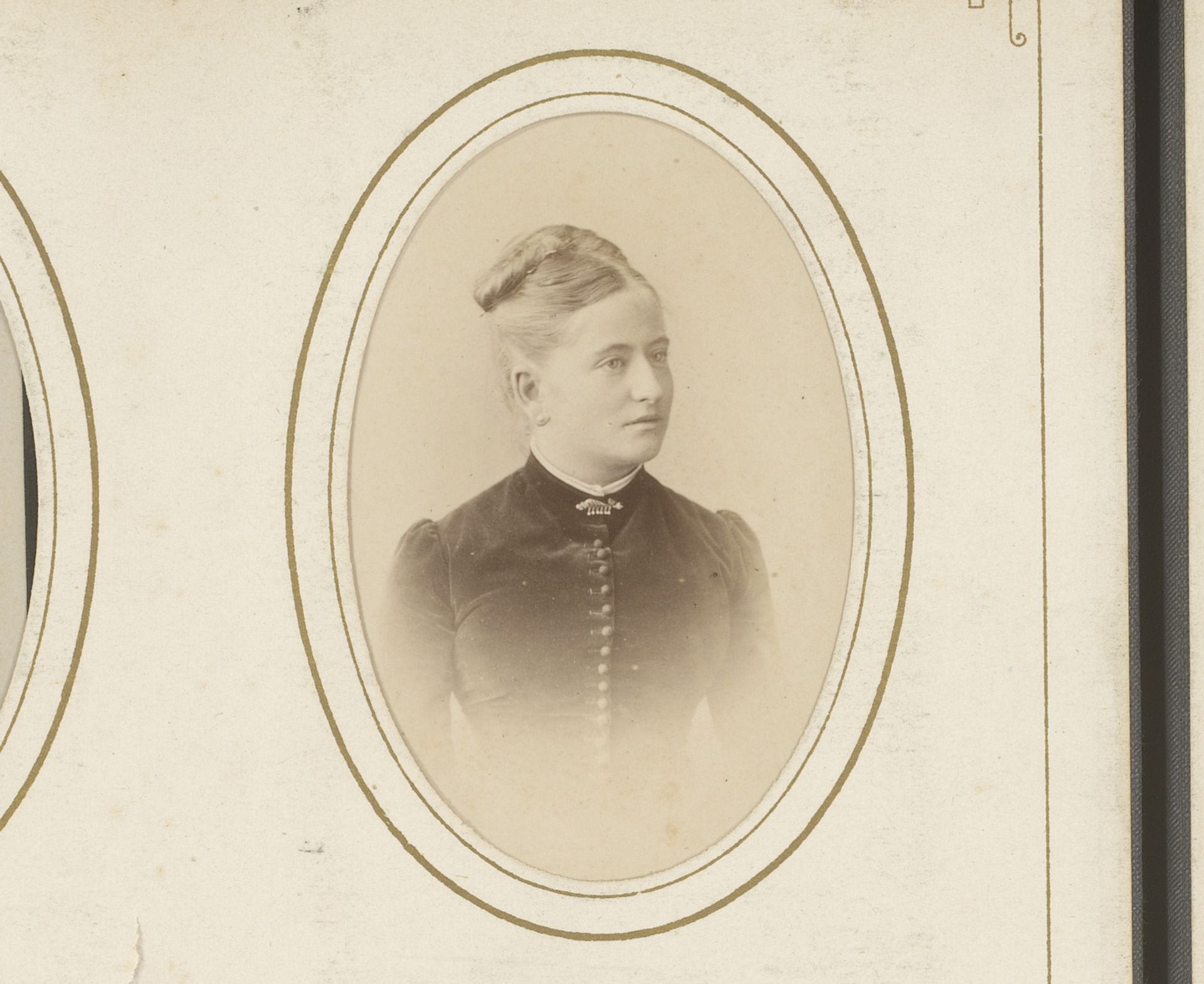 Portret van een jonge vrouw by J. Ganz
