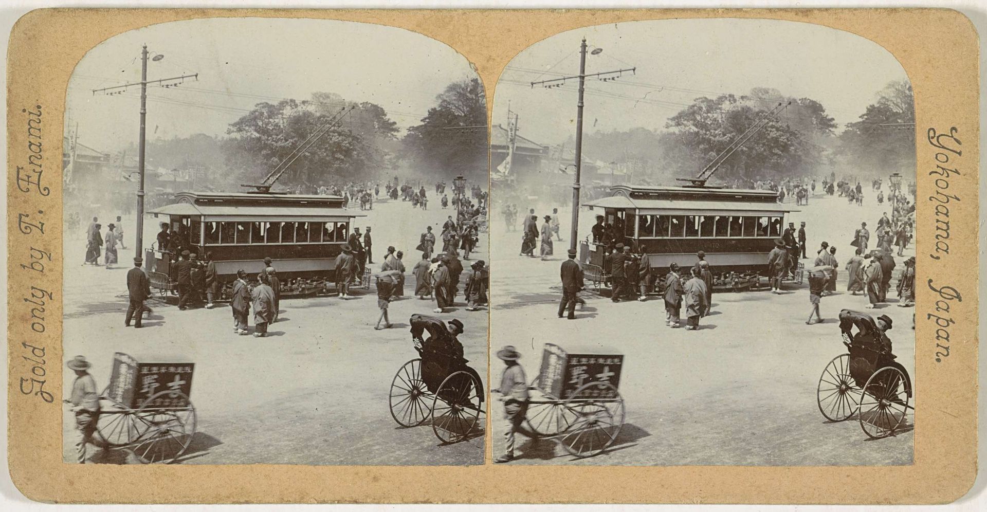 Tram en passanten in een park in Tokyo by T. Enami