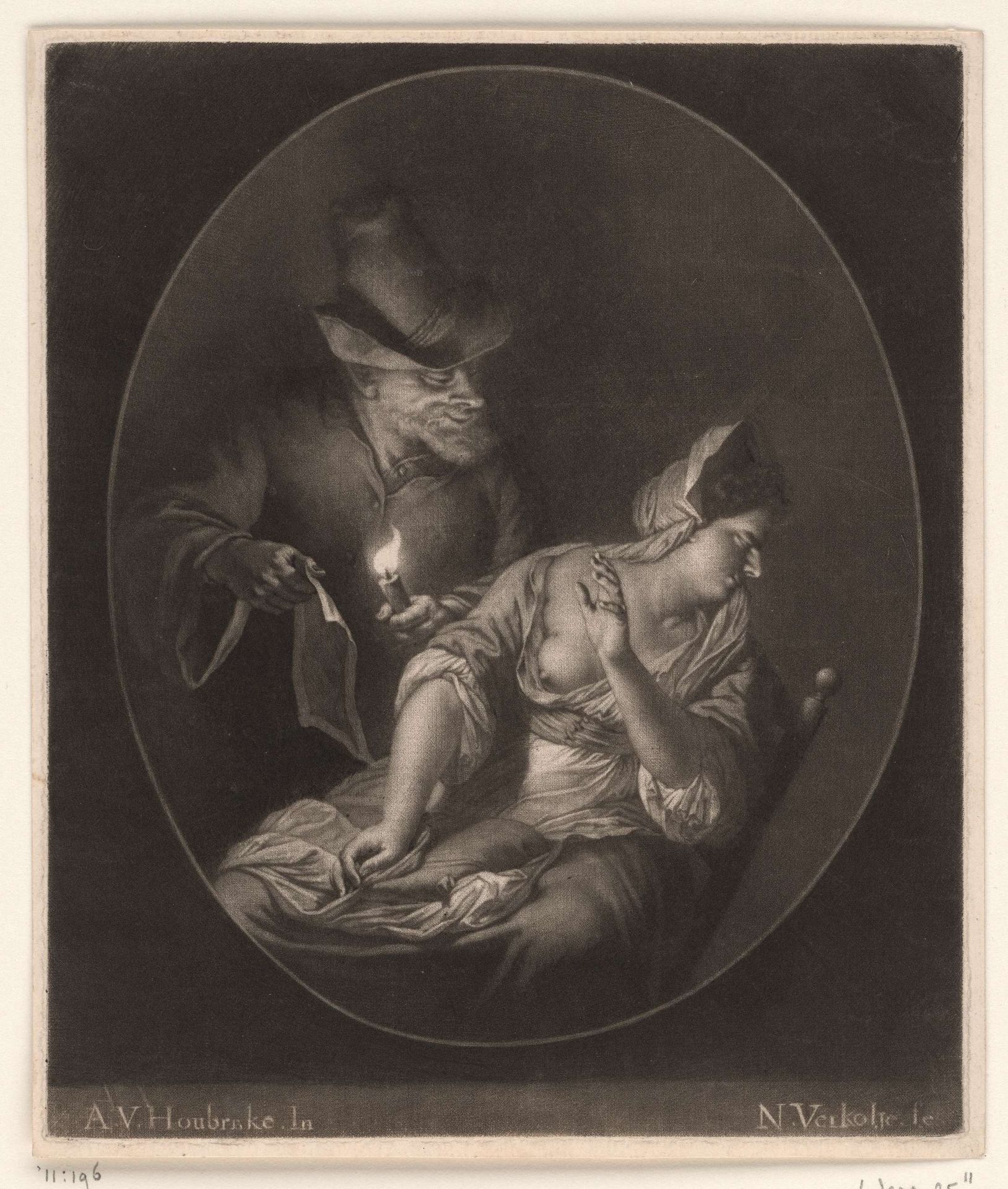 Man toont een prent aan een vrouw, bij kaarslicht by Nicolaas Verkolje
