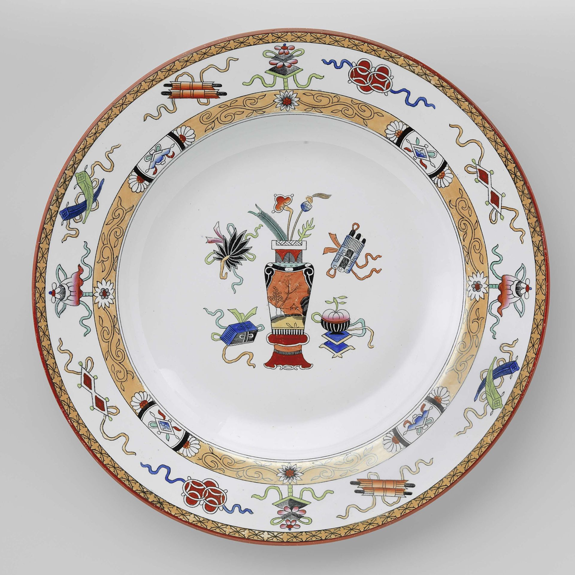 Schotel met op het plat een vaas met bloemen en vier objecten met linten by N.V. Société Céramique