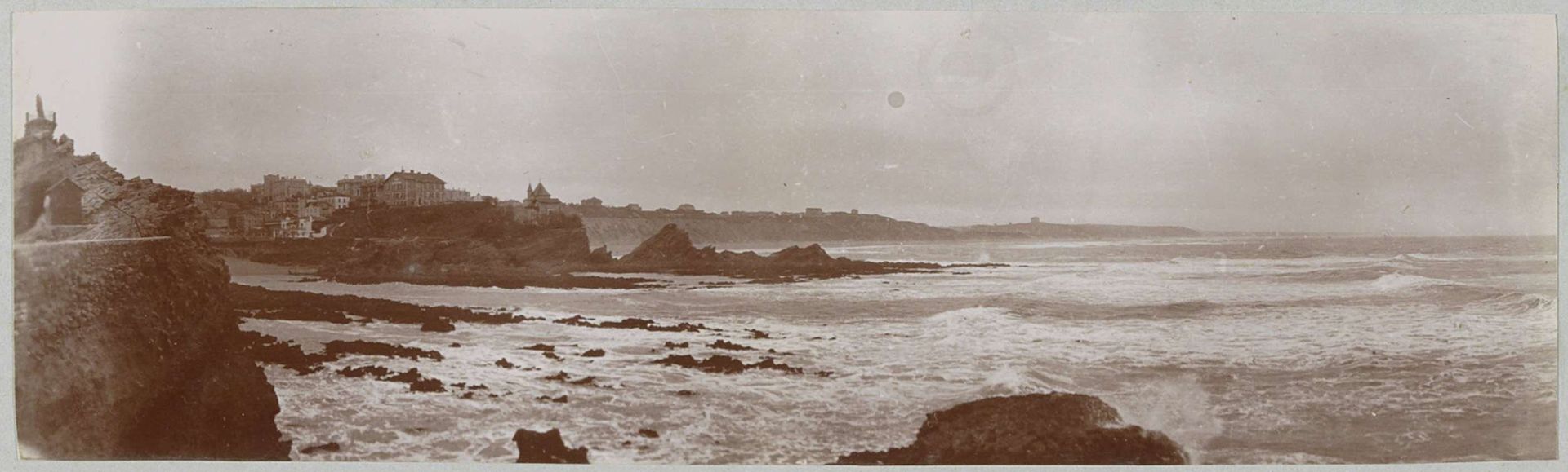 Gezicht op Biarritz met zee, rotsen en branding by Delizy