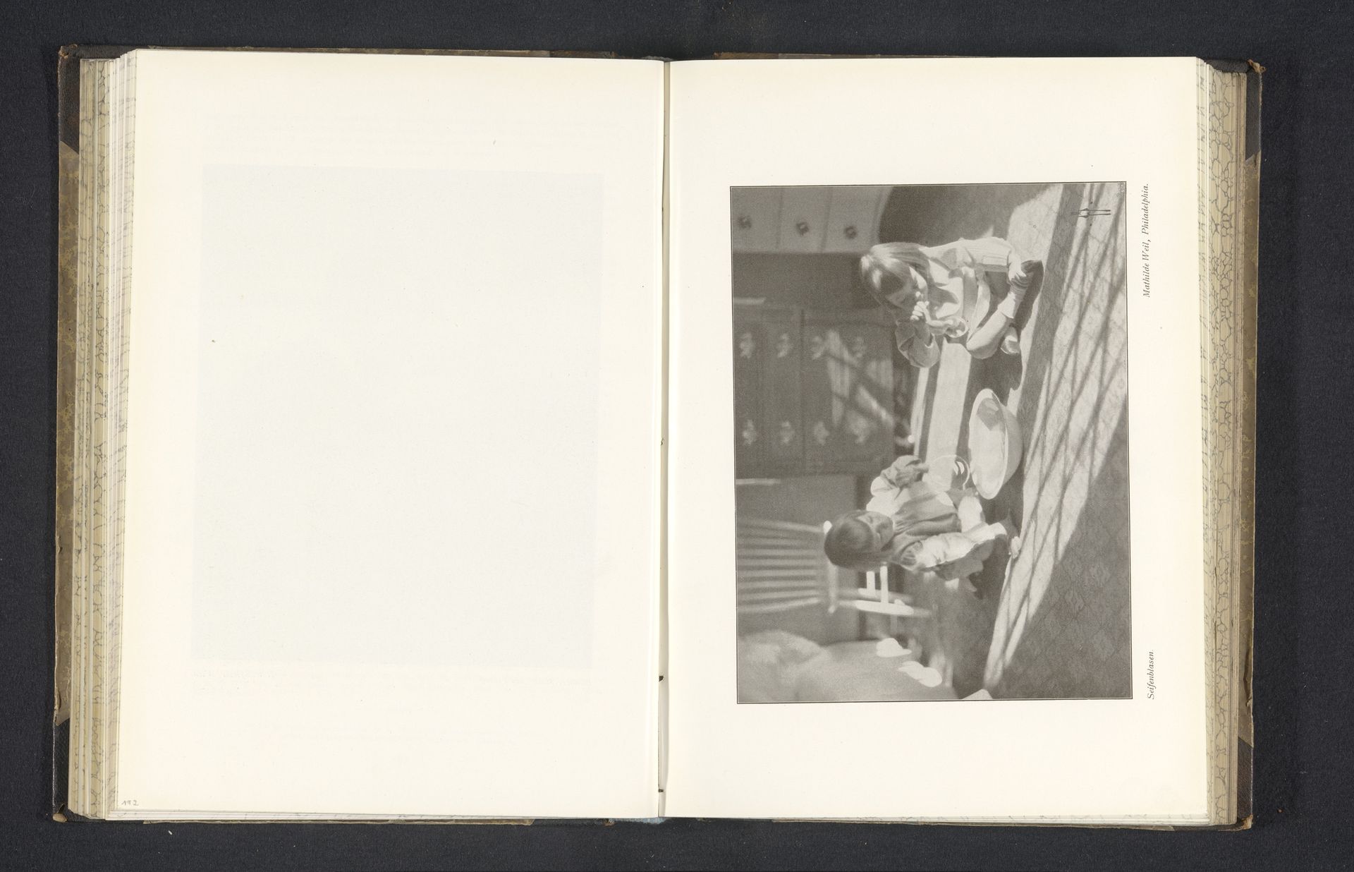 Twee meisjes blazen zeepbellen by Mathilde Weil