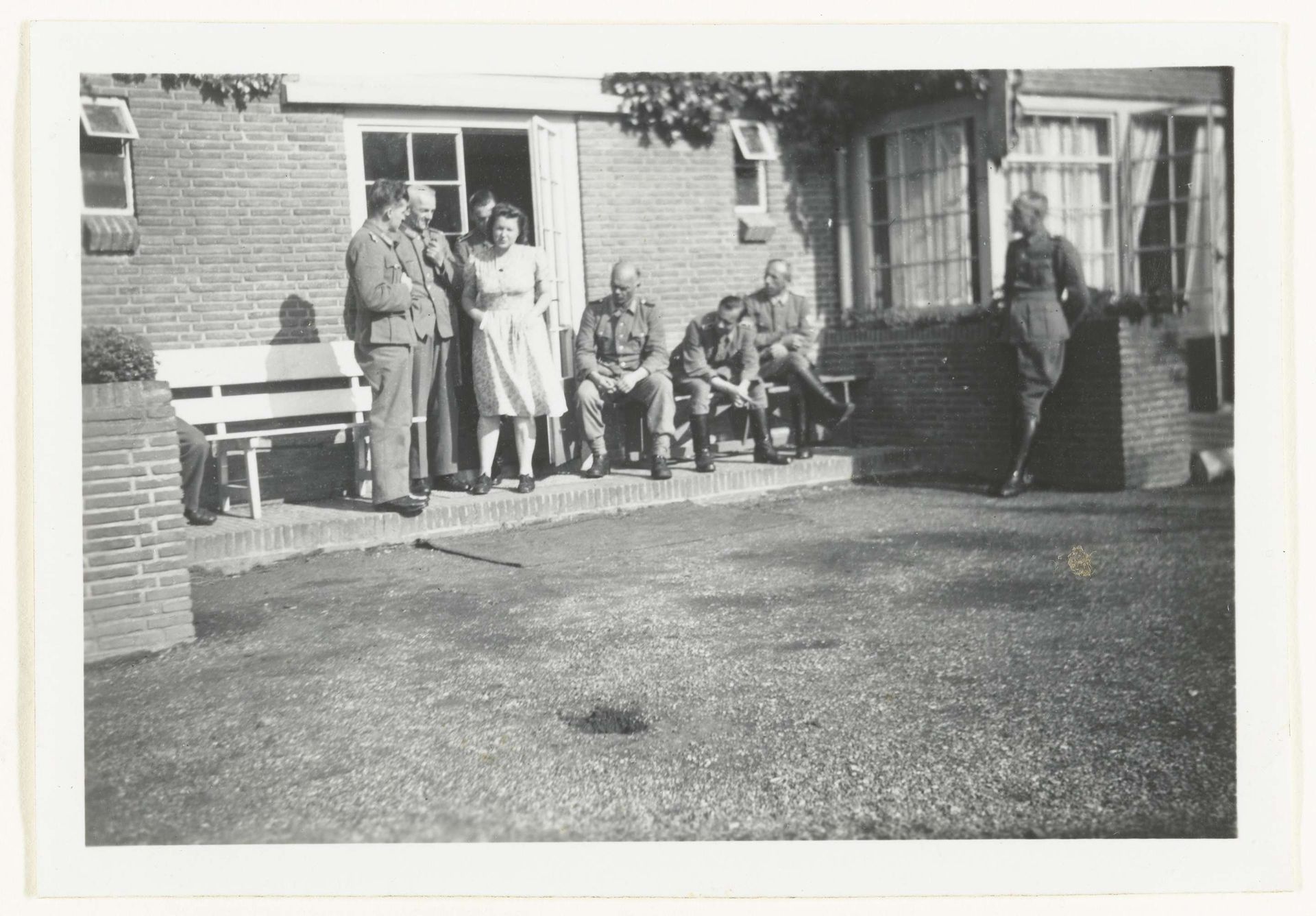 Wehrmacht militairen bij een huis by Anonymous