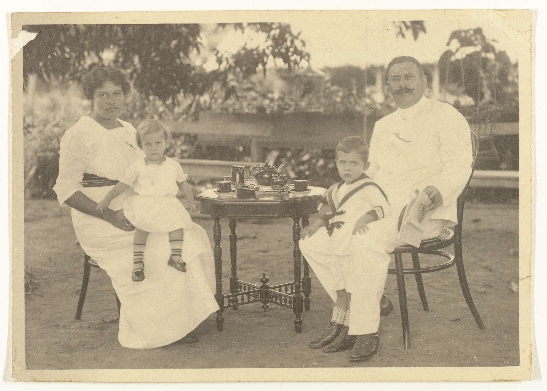 Familie Brouwers drinkt thee op de plantage Accaribo, Suriname by Anonymous