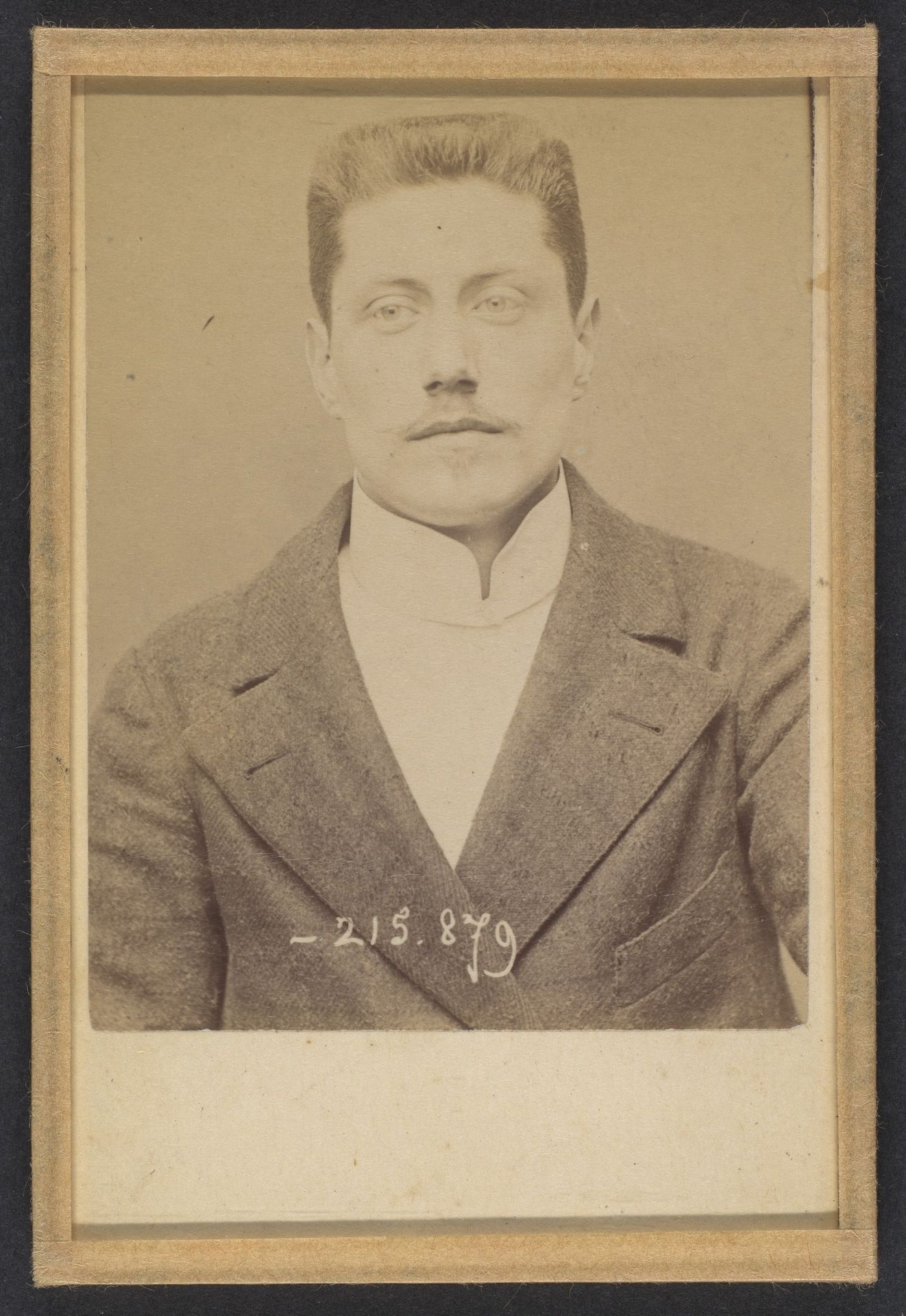 Ortiz. Léon. 25 ans, né à Paris. Commis d'architecte. Anarchiste. Voyage ordinairement en bicyclette. by Alphonse Bertillon