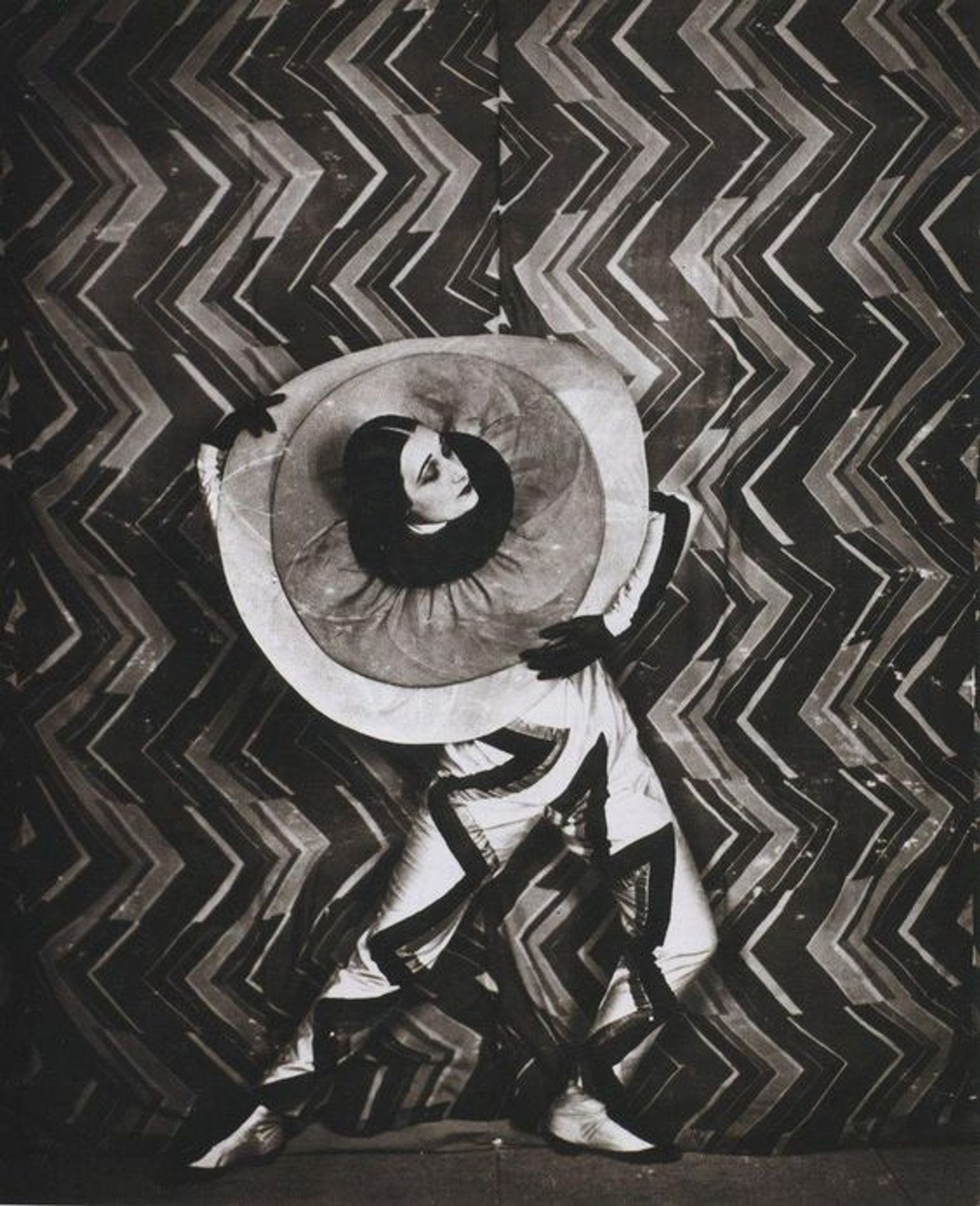 Wearing the Pierrot-Éclair costume designed by Sonia Delaunay, on the set of René Le Somptier’s film Le P’tit Parigot by Sonia Delaunay