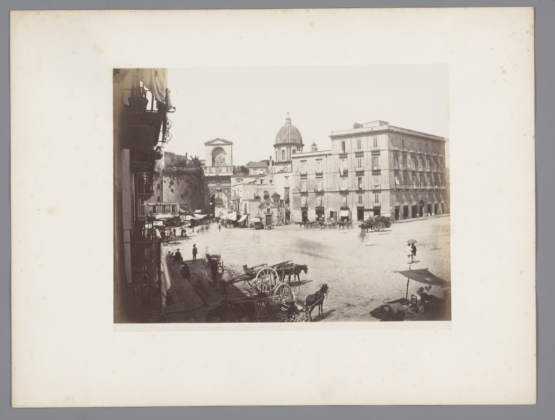 Gezicht op een plein met op de achtergrond de Porta Capuana en de koepel van de Santa Caterina a Formiello te Napels, Italië by Giorgio Sommer