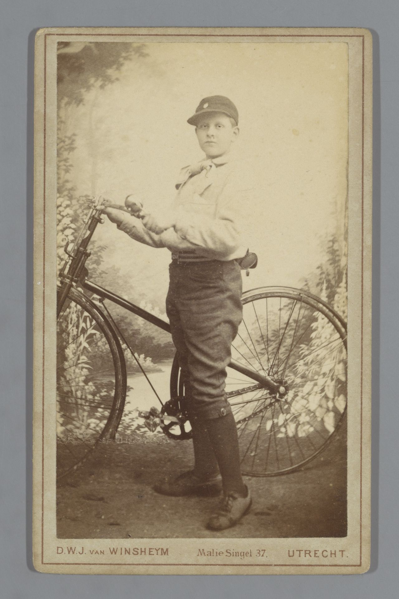Portret van een onbekende jongen (vermoedelijk) in padvindersuniform met een fiets by D.W.J. van Winsheijm