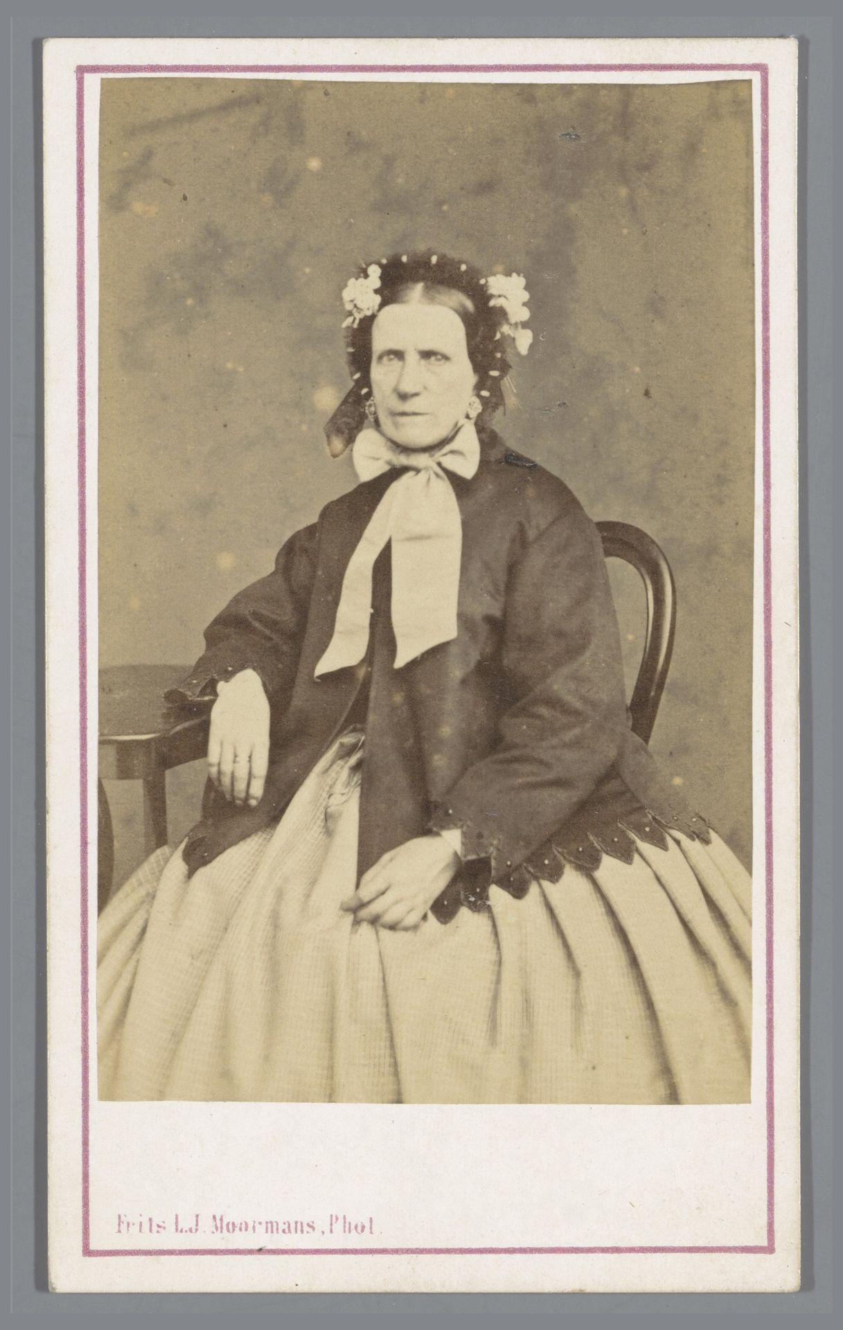 Portret van een onbekende oude vrouw met muts by Frits L.J. Moormans