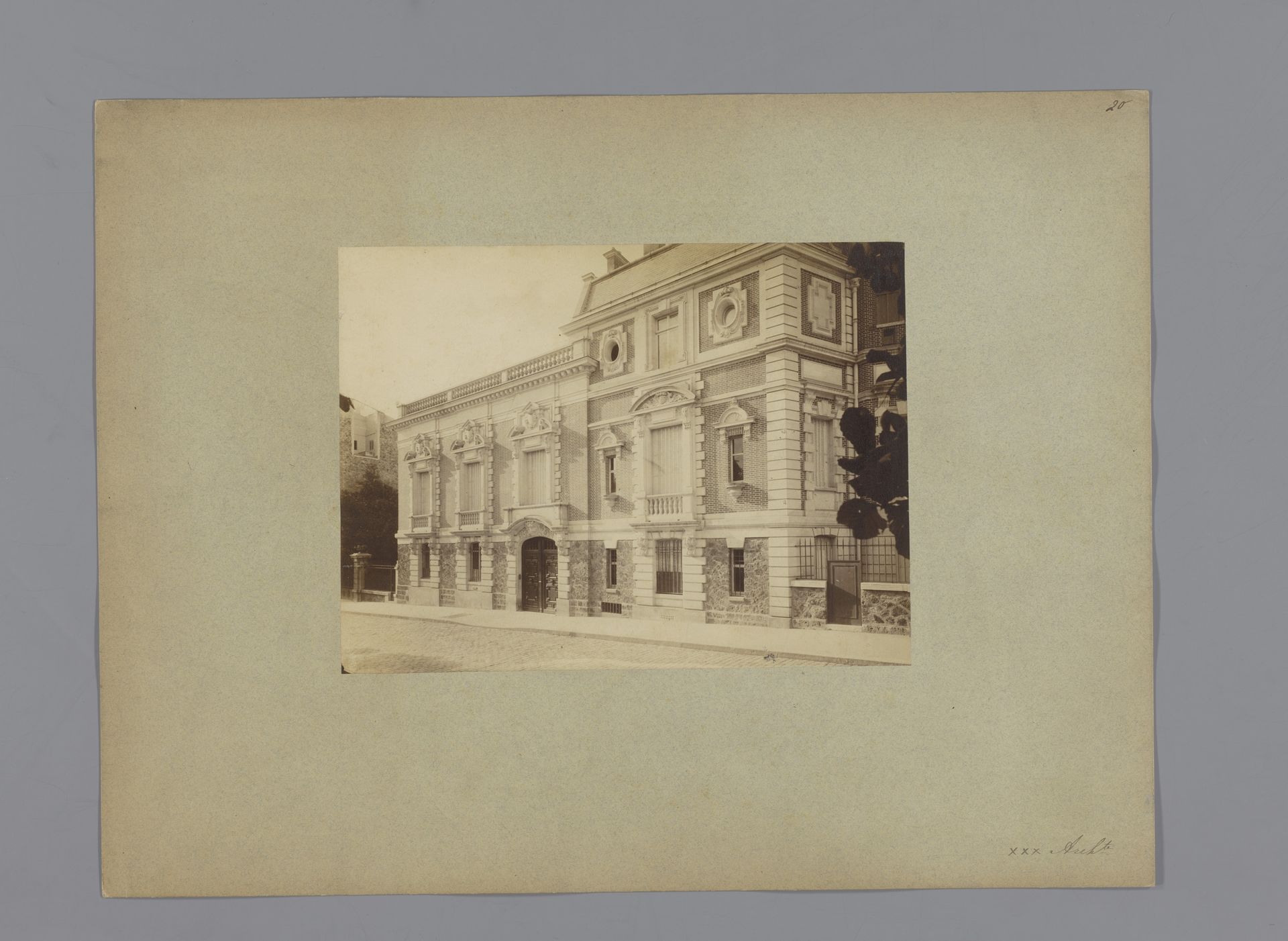 Façade van een gebouw in Parijs by Lampué et Cie
