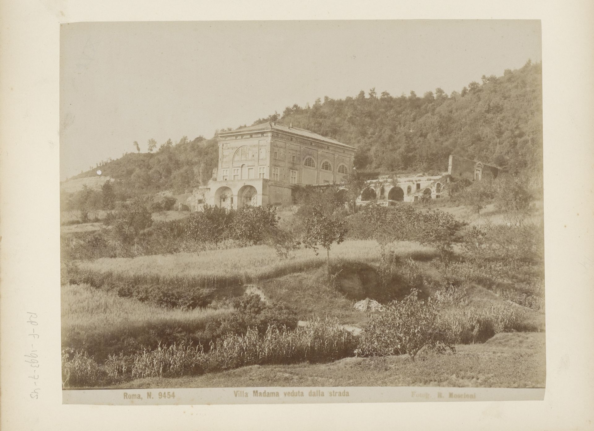 Gezicht op de Villa Madama te Rome by Romualdo Moscioni