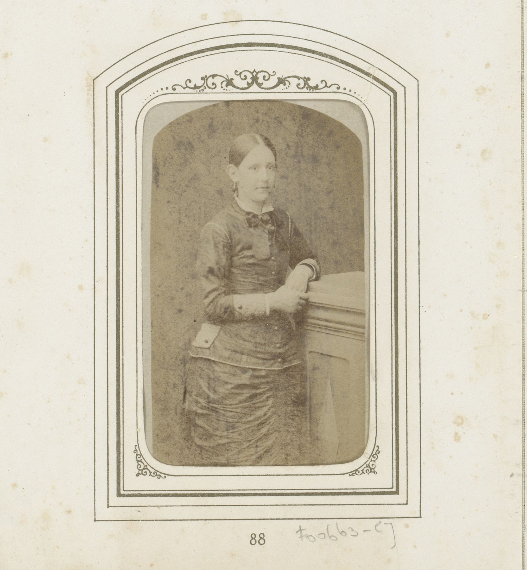 Portret van een staande vrouw by Benjamin van der Heide