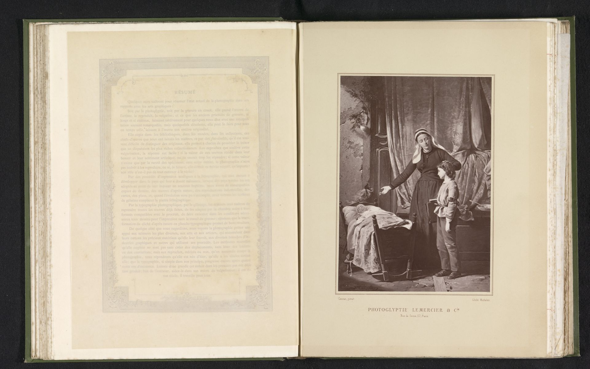 Fotoreproductie van een schilderij, voorstellende een moeder en een kind voor een slapend kind in bed by Charles Michelez