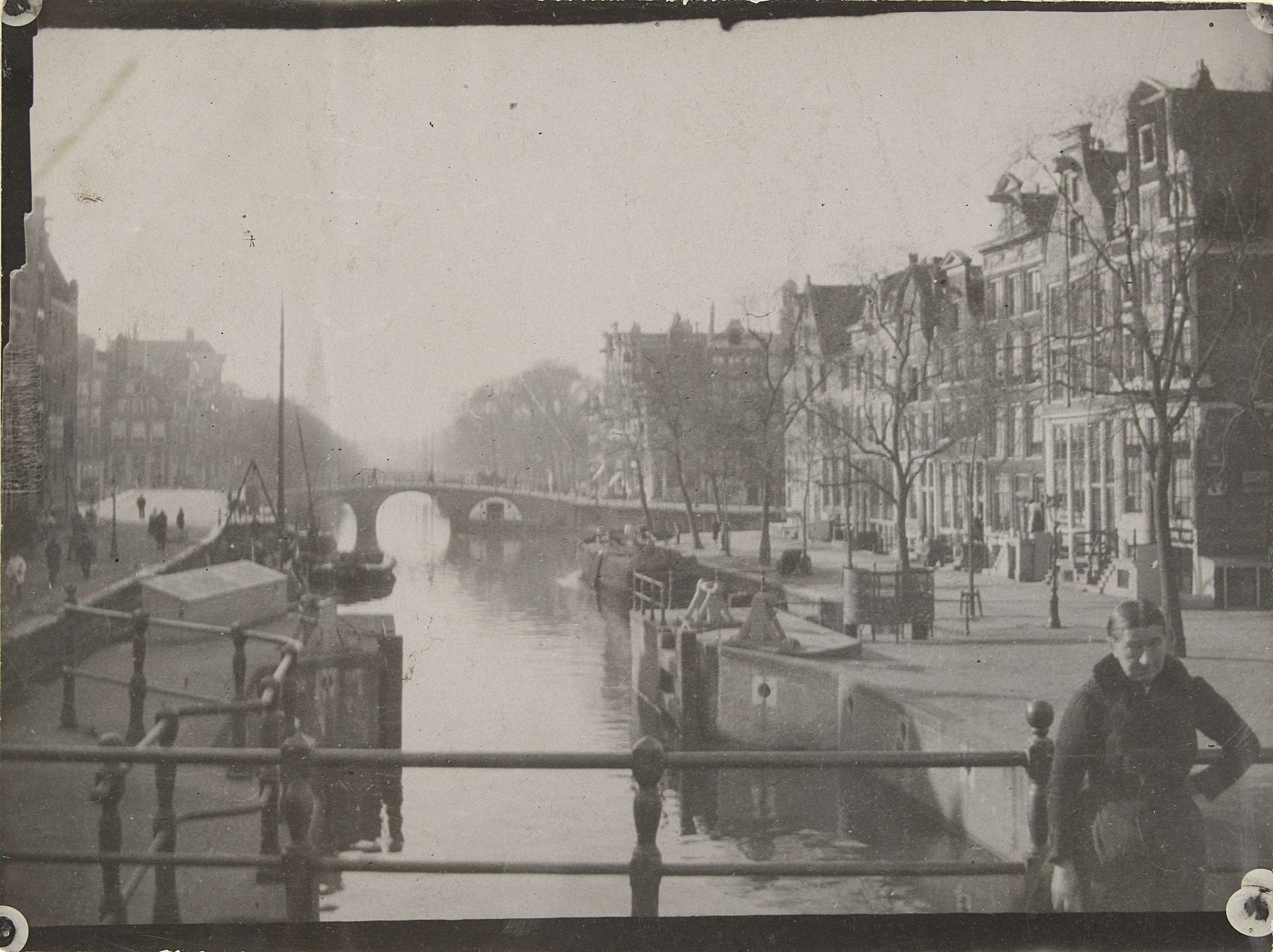Gezicht op de Korte Prinsengracht in Amsterdam, richting Prinsengracht met Westerkerk by George Hendrik Breitner