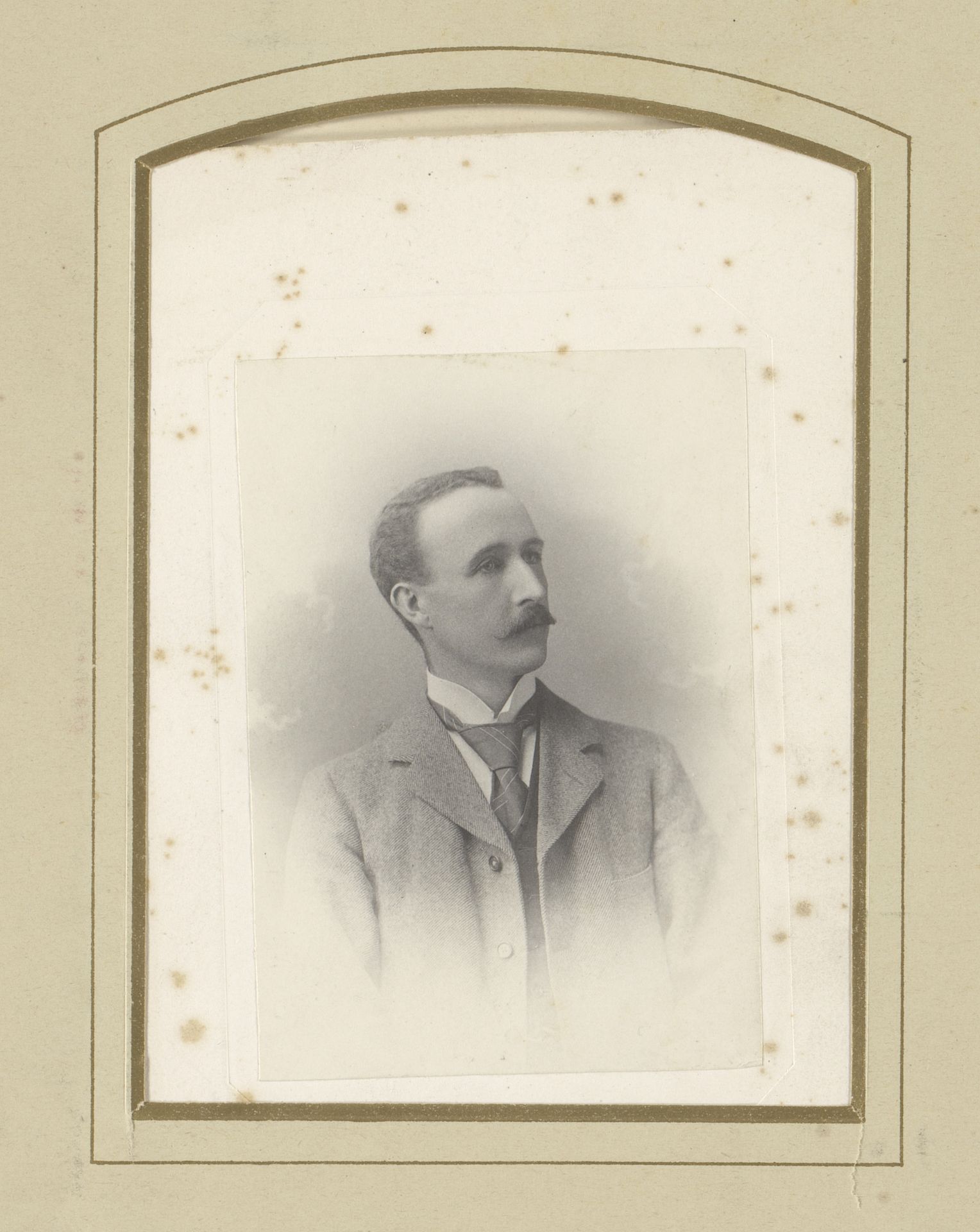 Portret van een man by Harry John Dalby