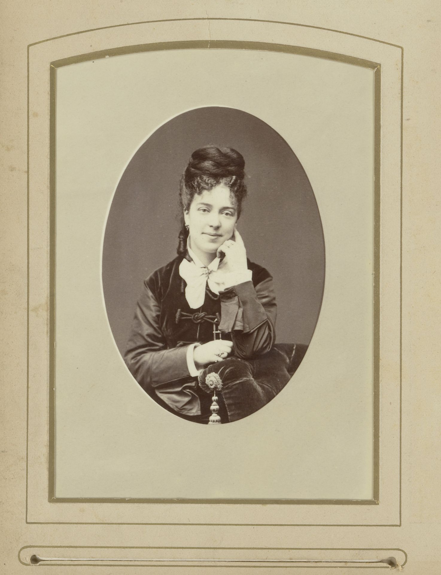 Portret van een staande vrouw, leunend op de leuning van een fauteuil by Emile Bondonneau
